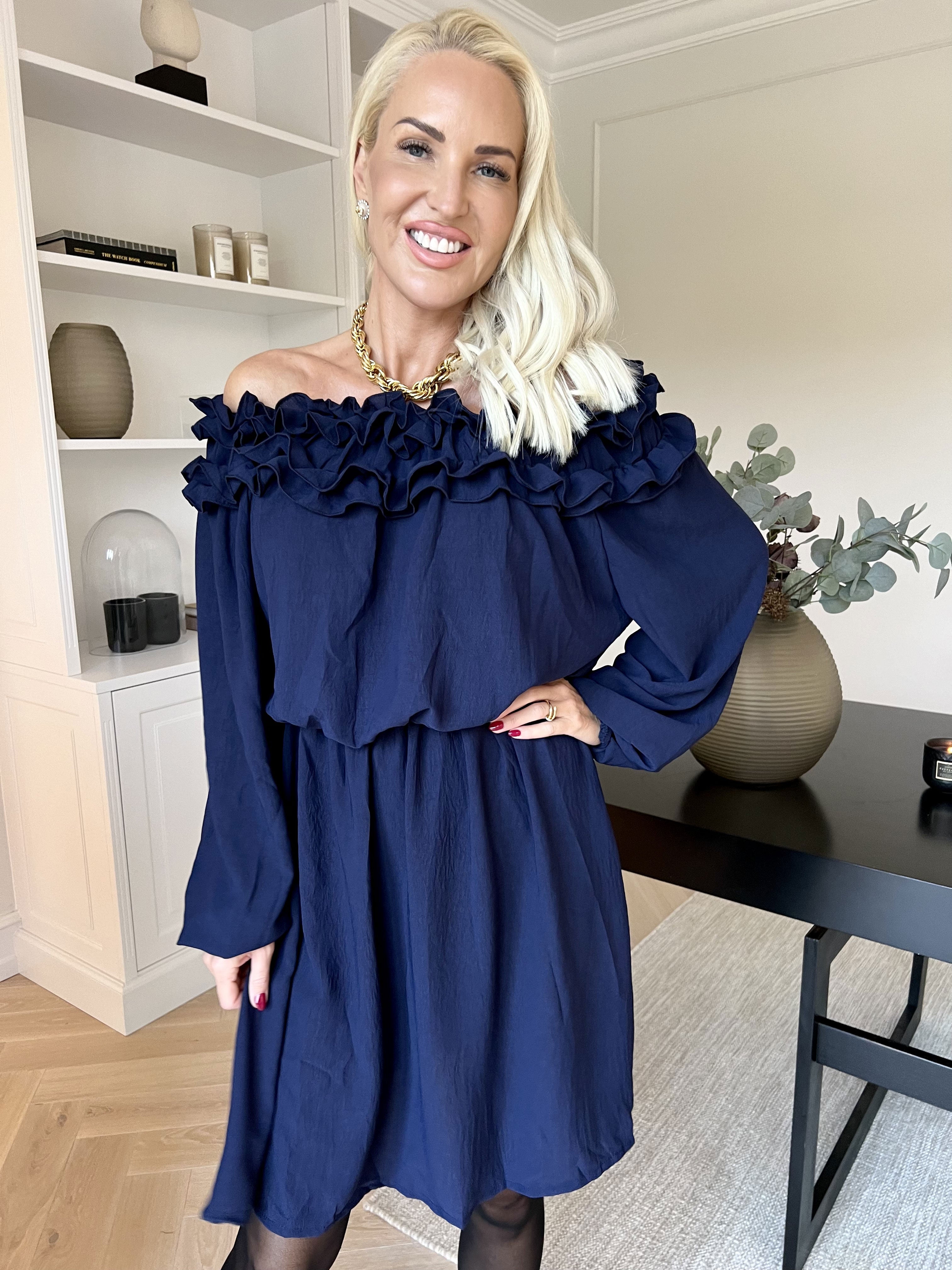 Chili Fitted Dress - Söt klänning med volangkant och resår i midjan