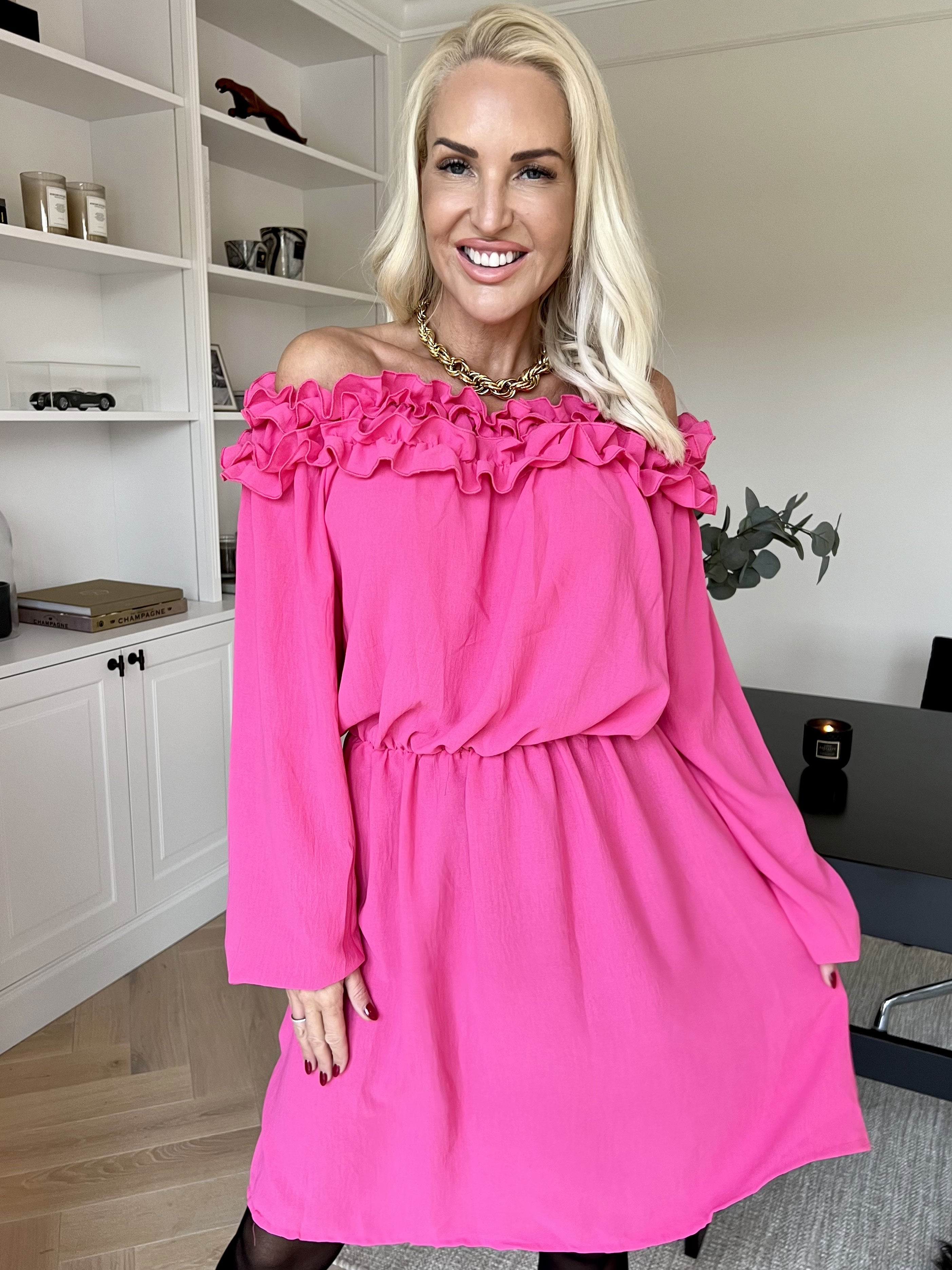 Chili Fitted Dress - Söt klänning med volangkant och resår i midjan