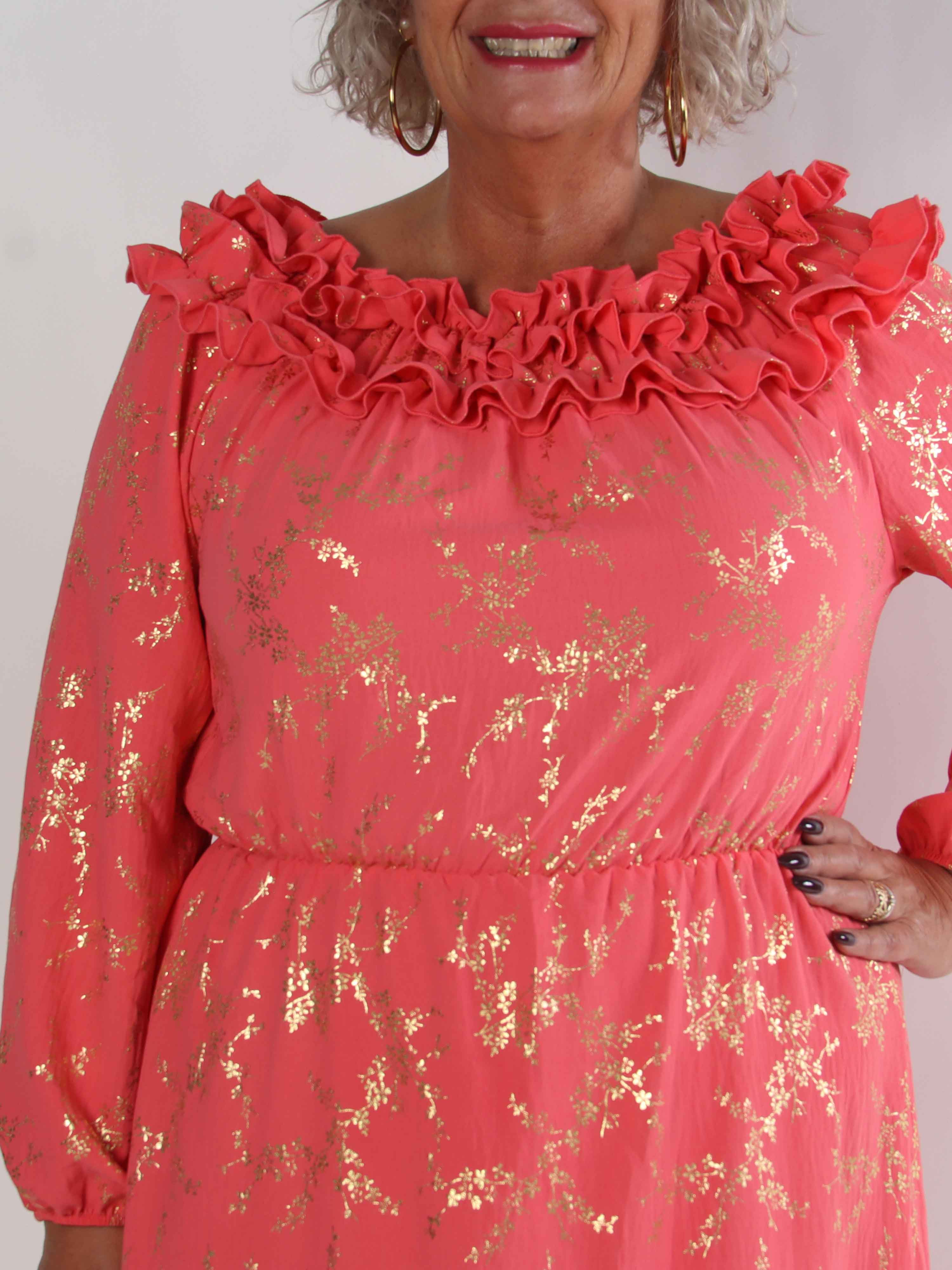 Chili Gold Fitted Dress - Plus size klänning i guldtryck med volangkant och resår i midjan