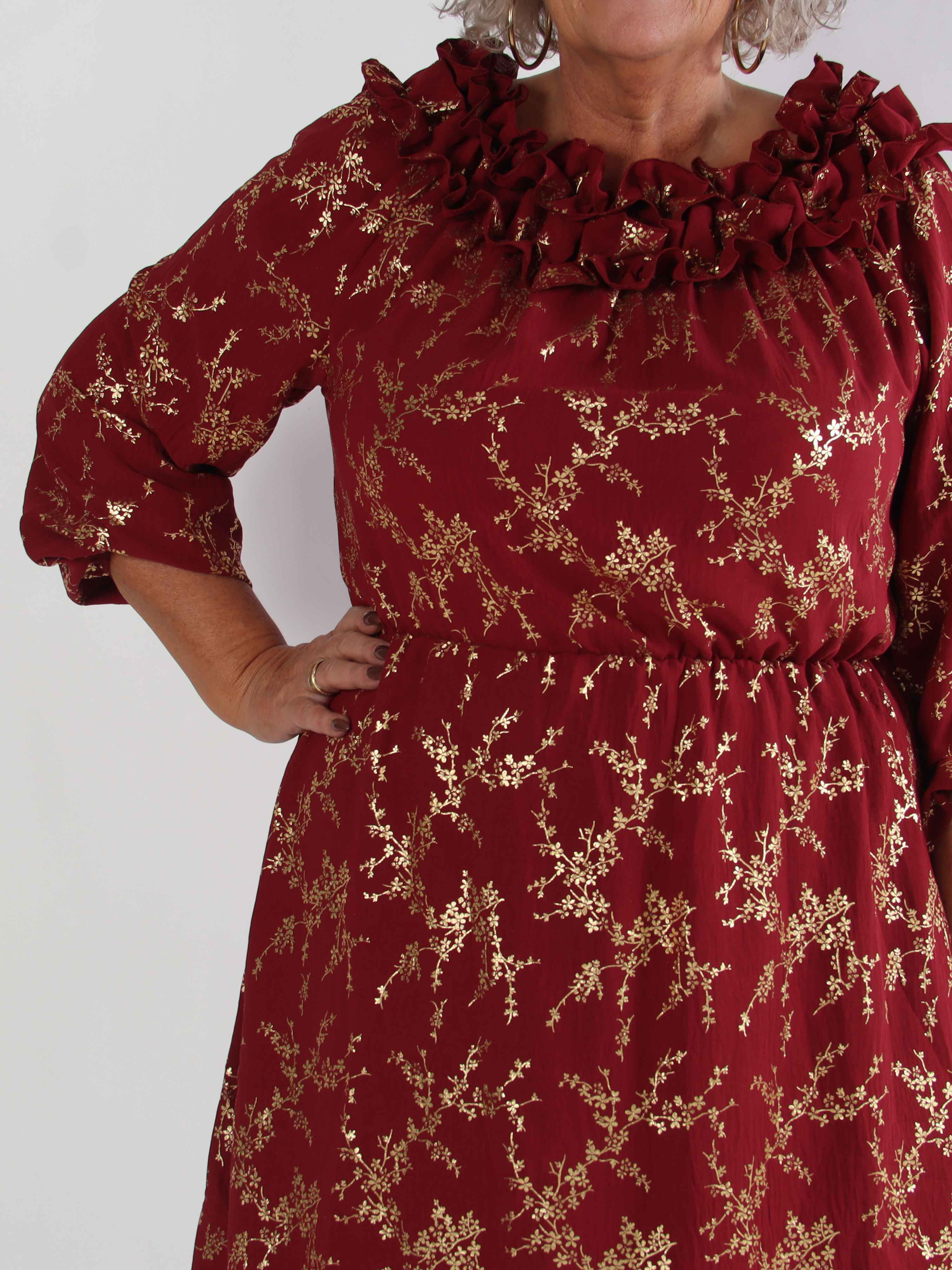 Chili Gold Fitted Dress - Plus size klänning i guldtryck med volangkant och resår i midjan