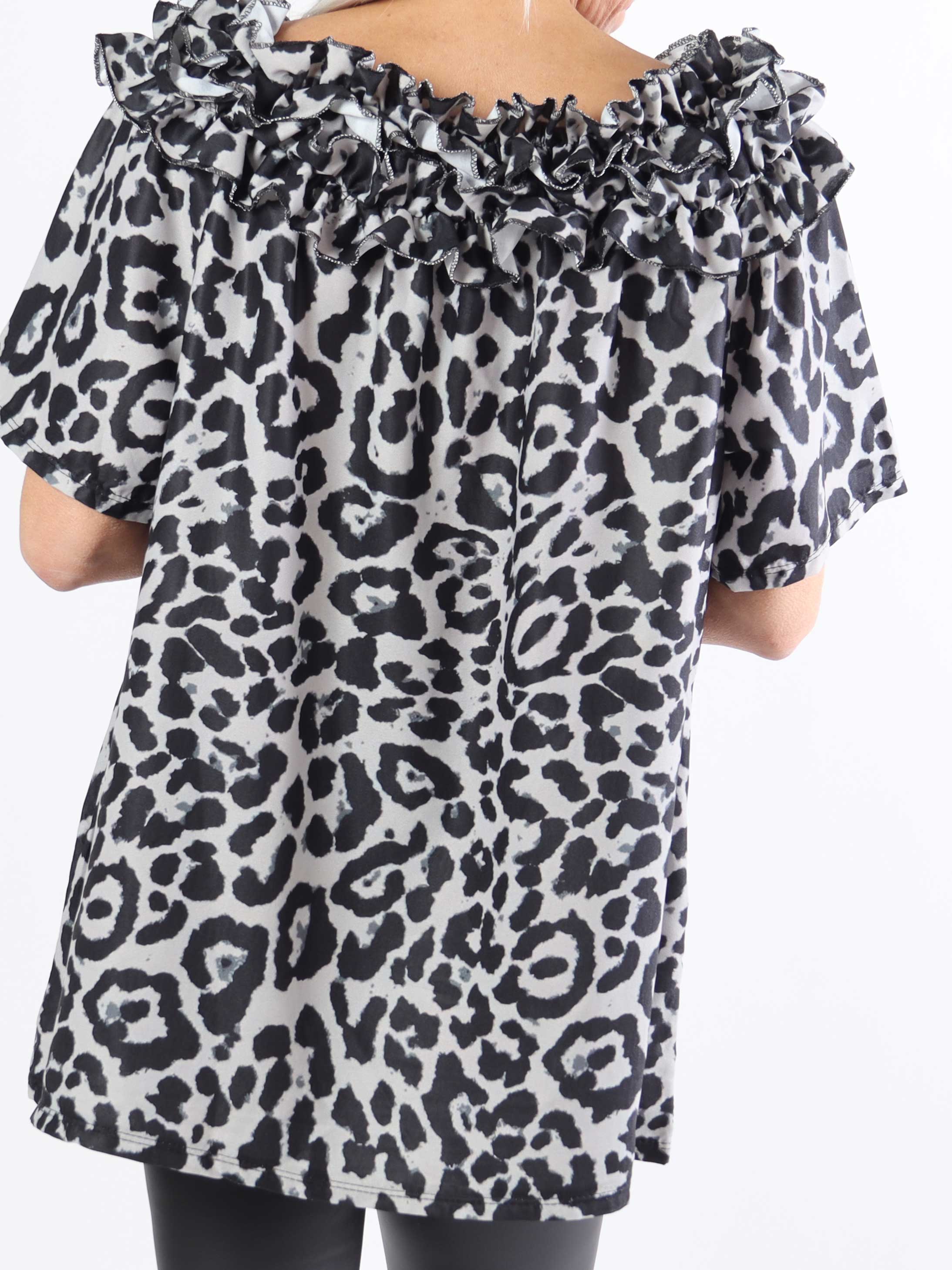 Chili Leo Sleeveless - Plus size-tunika i leopardmönster med volang i halsringningen