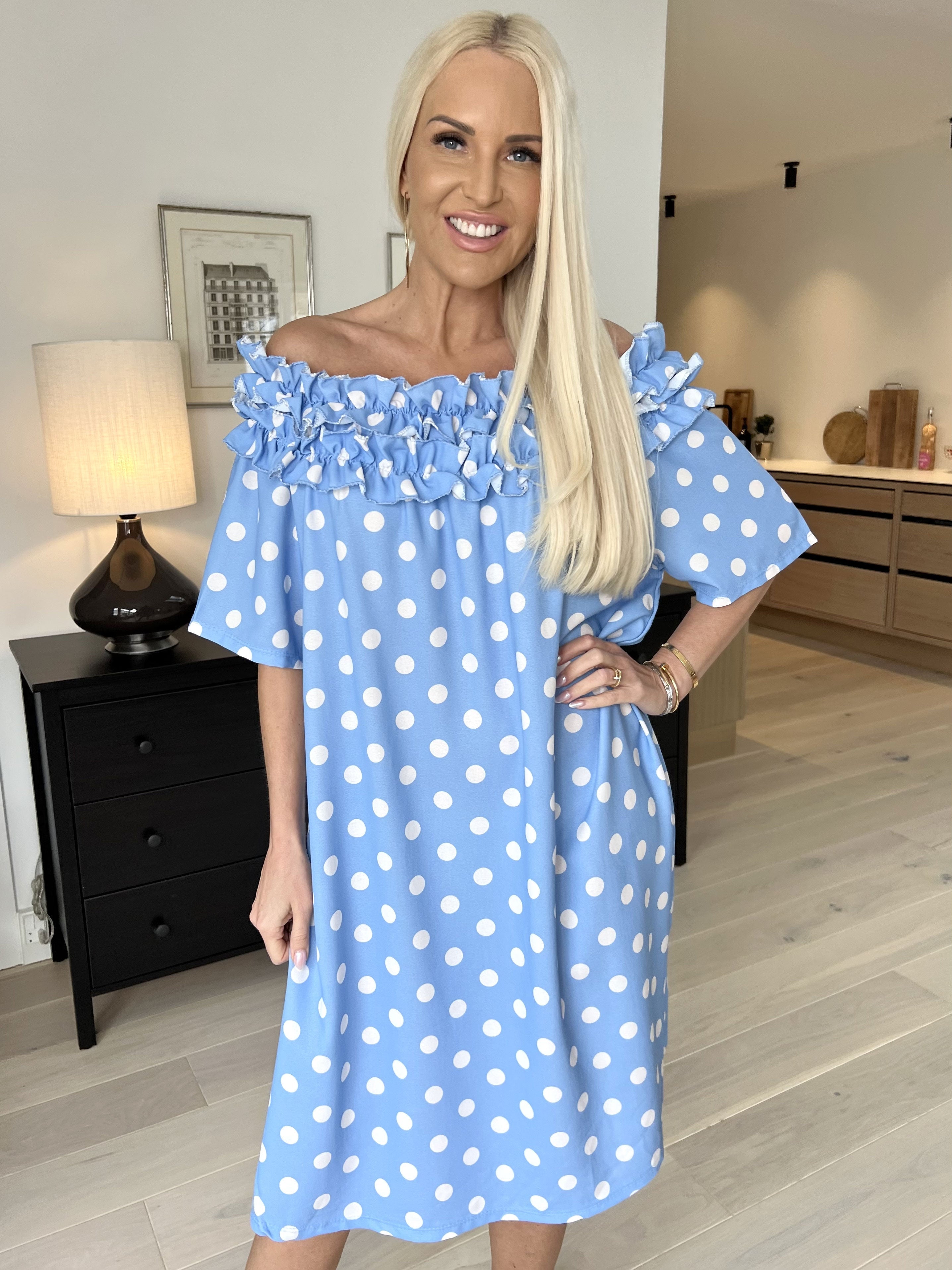 Chili Sleeveless Dress Dot - Klänning med prickar och volanger