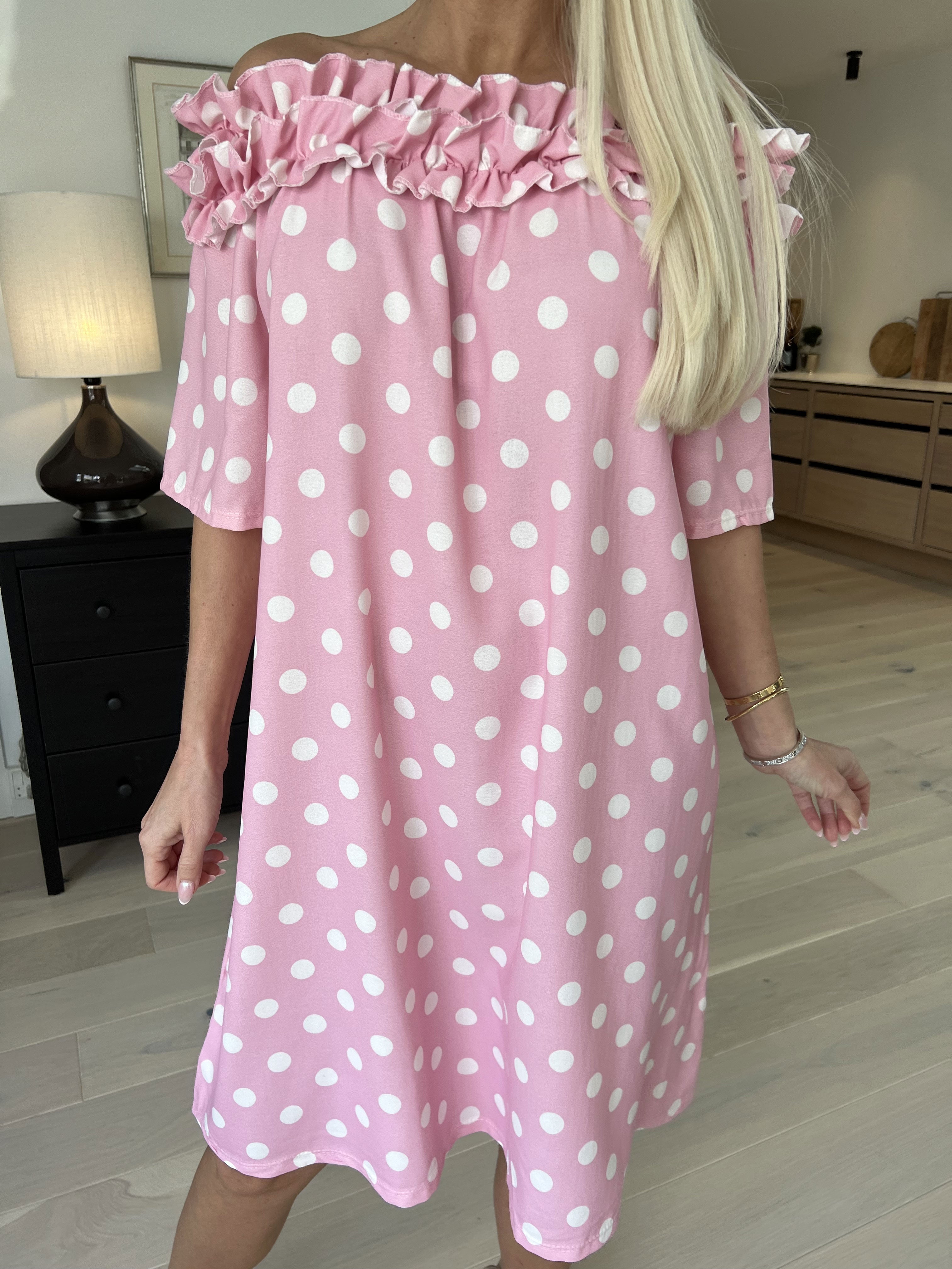 Chili Sleeveless Dress Dot - Klänning med prickar och volanger