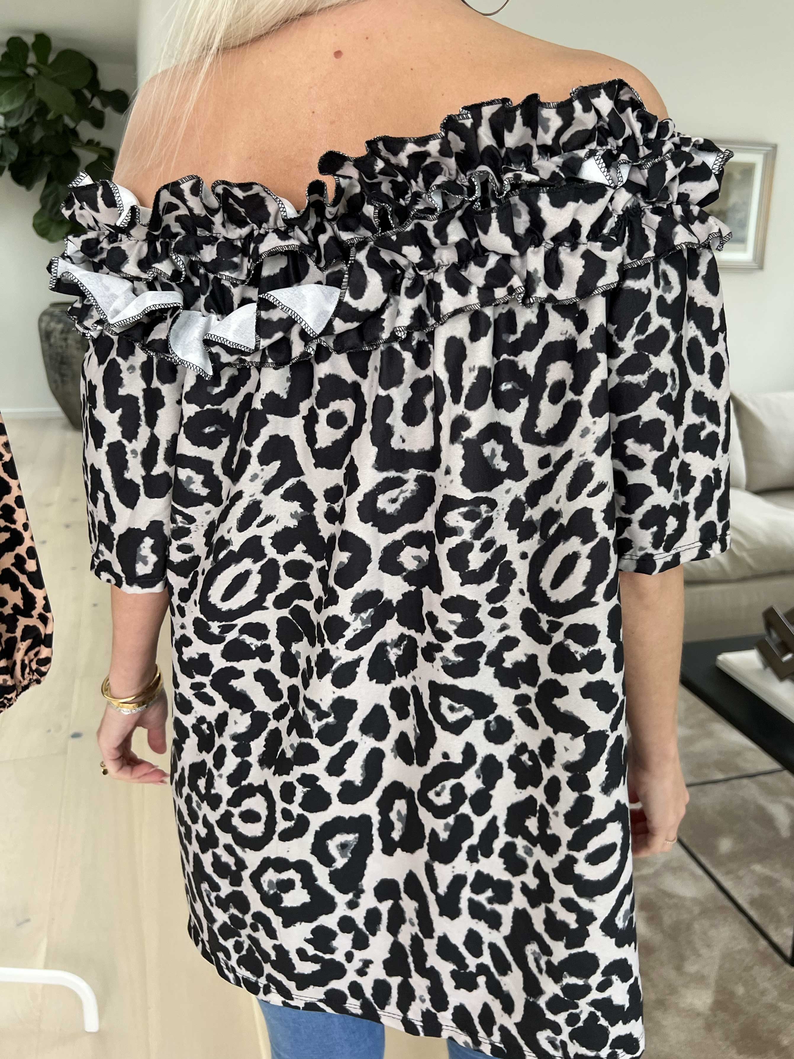 Chili Leo Sleeveless - Leopardmönstrad tunika med volanghalsringning