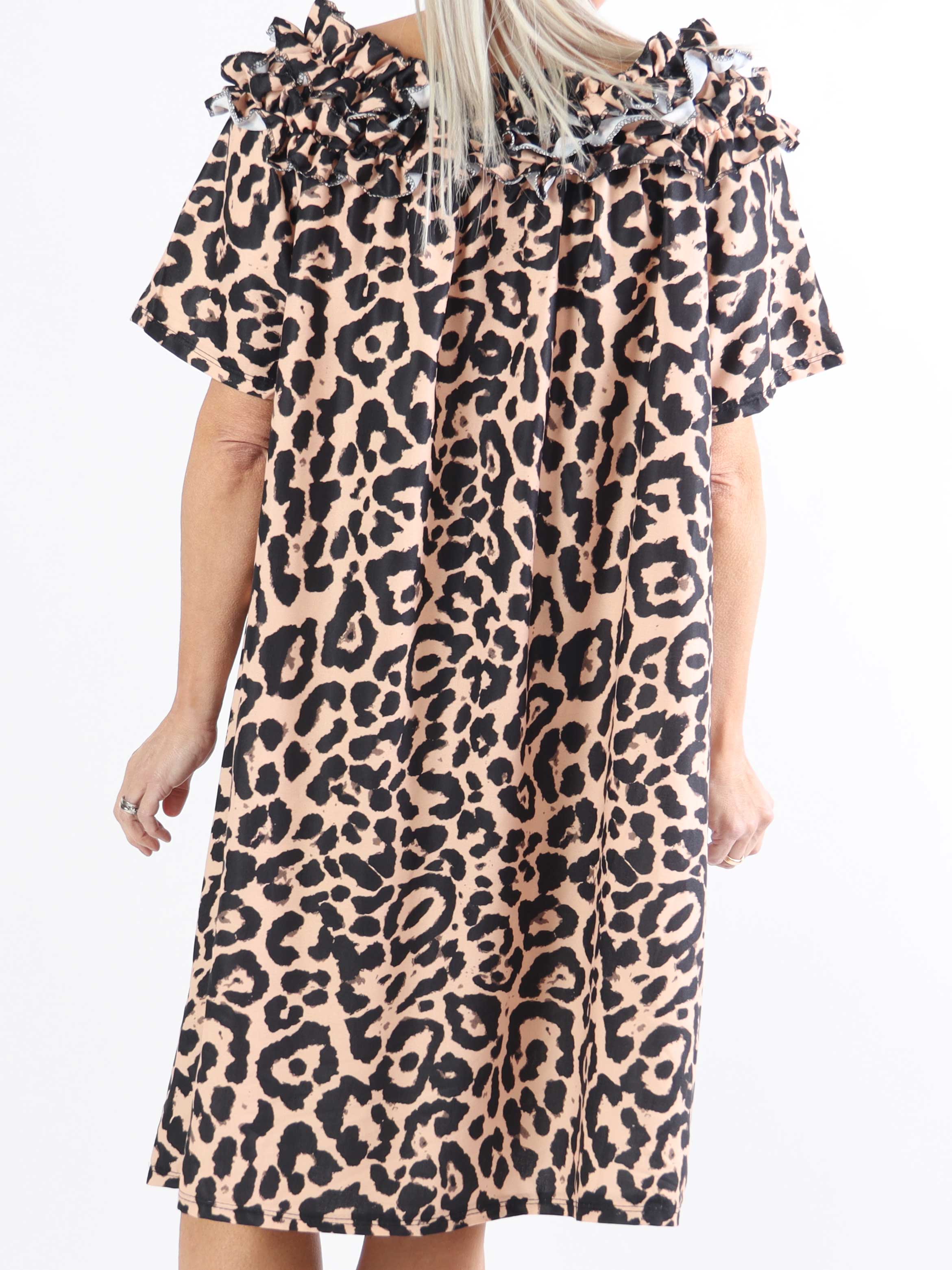 Chili Leo Sleeveless Dress - Leopardmönstrad klänning i stor storlek med volanger