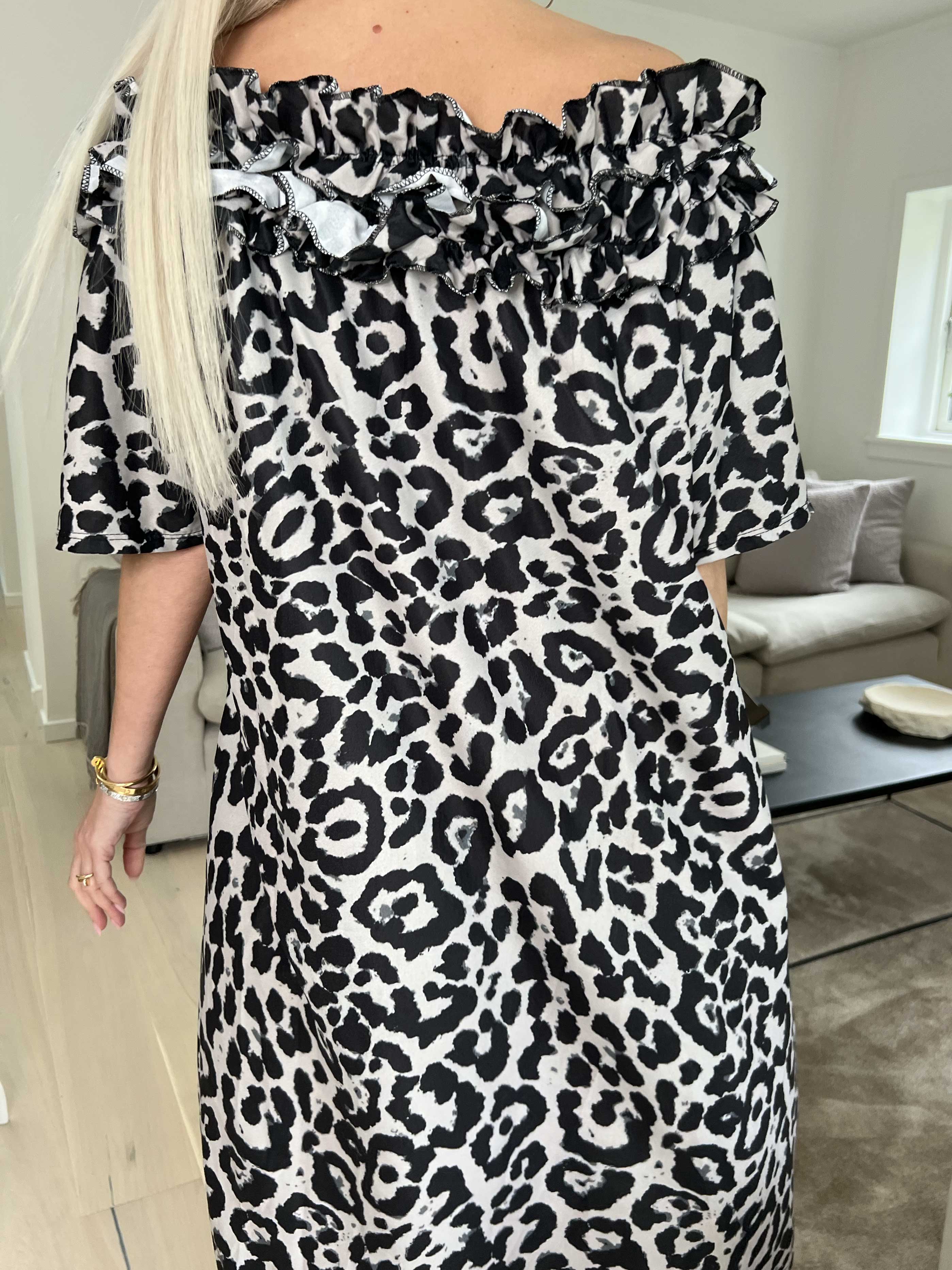 Chili Leo Sleeveless Dress - Leopardmönstrad klänning med volang i halsringningen