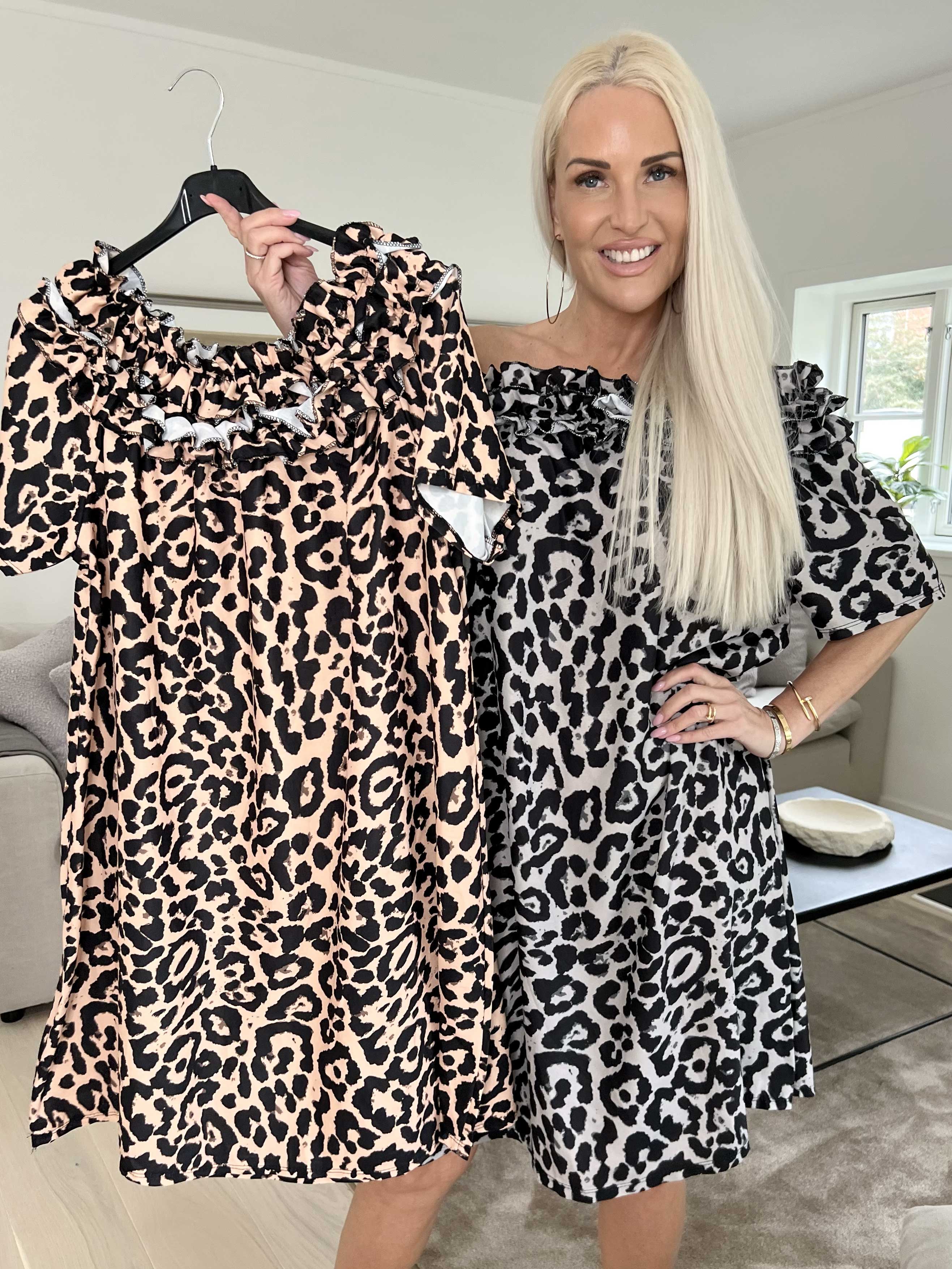 Chili Leo Sleeveless Dress - Leopardmönstrad klänning med volang i halsringningen