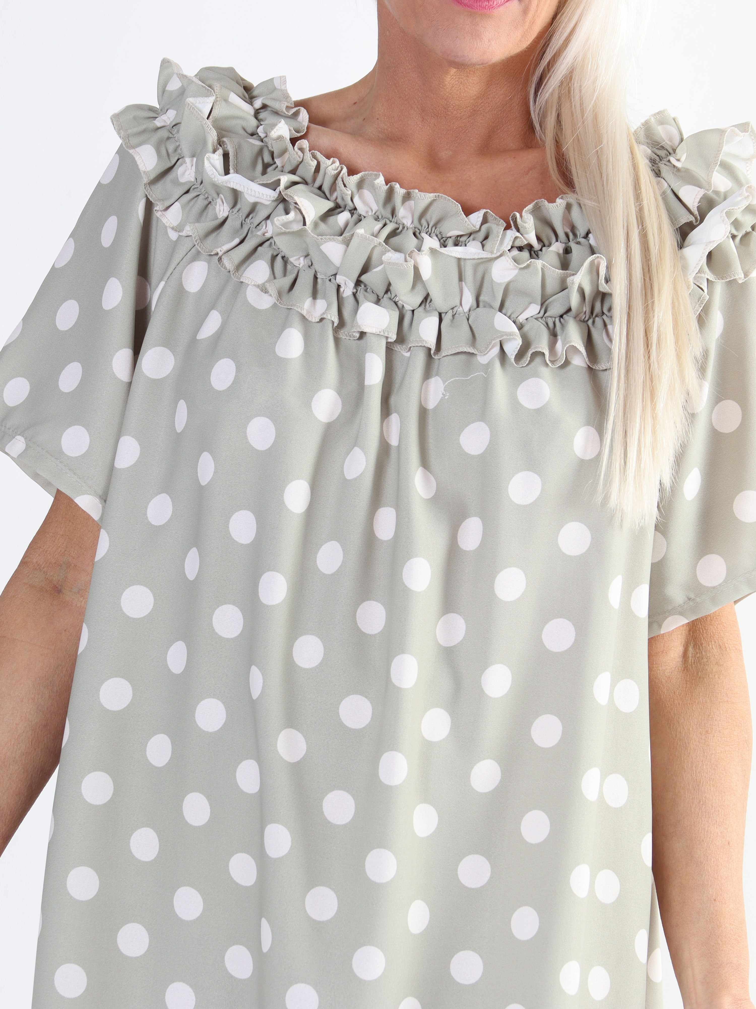 Chili Sleeveless Dress Dot - Plus size-klänning med prickar och volanger