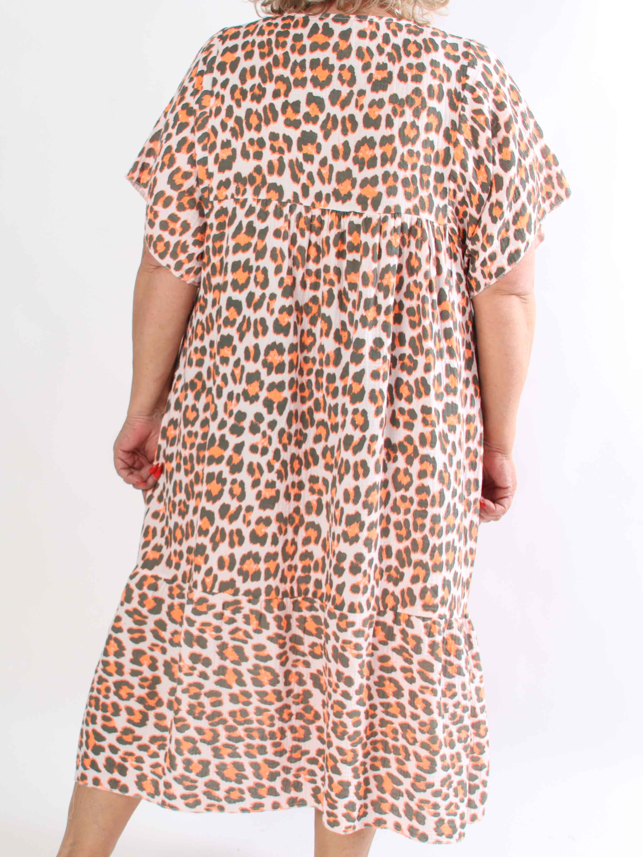 Ciara - Plus size bomuldskjole i leopardprint med flæsekant forneden