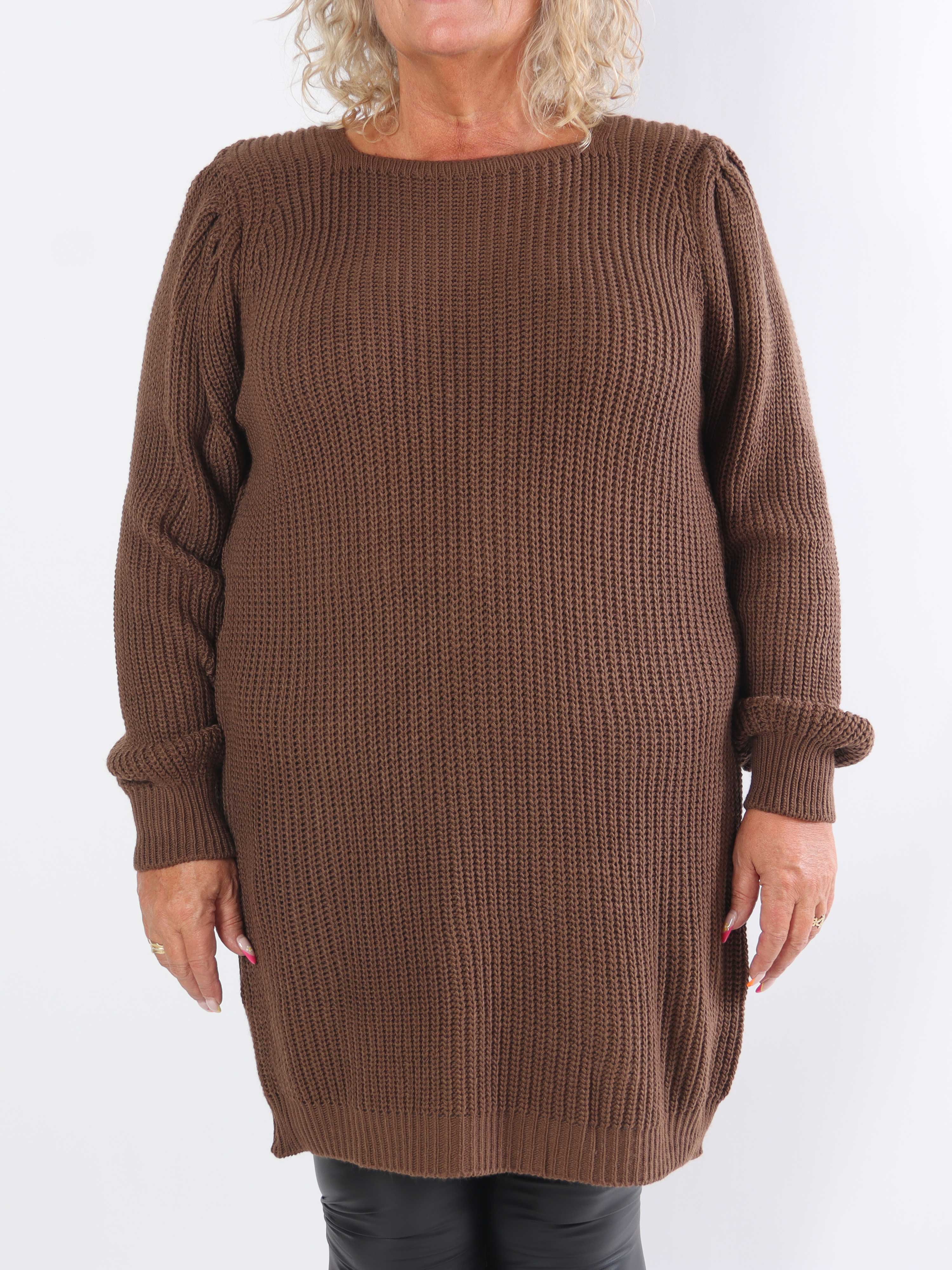 Dajana - Stickad klänning i plus size med ballongärmar