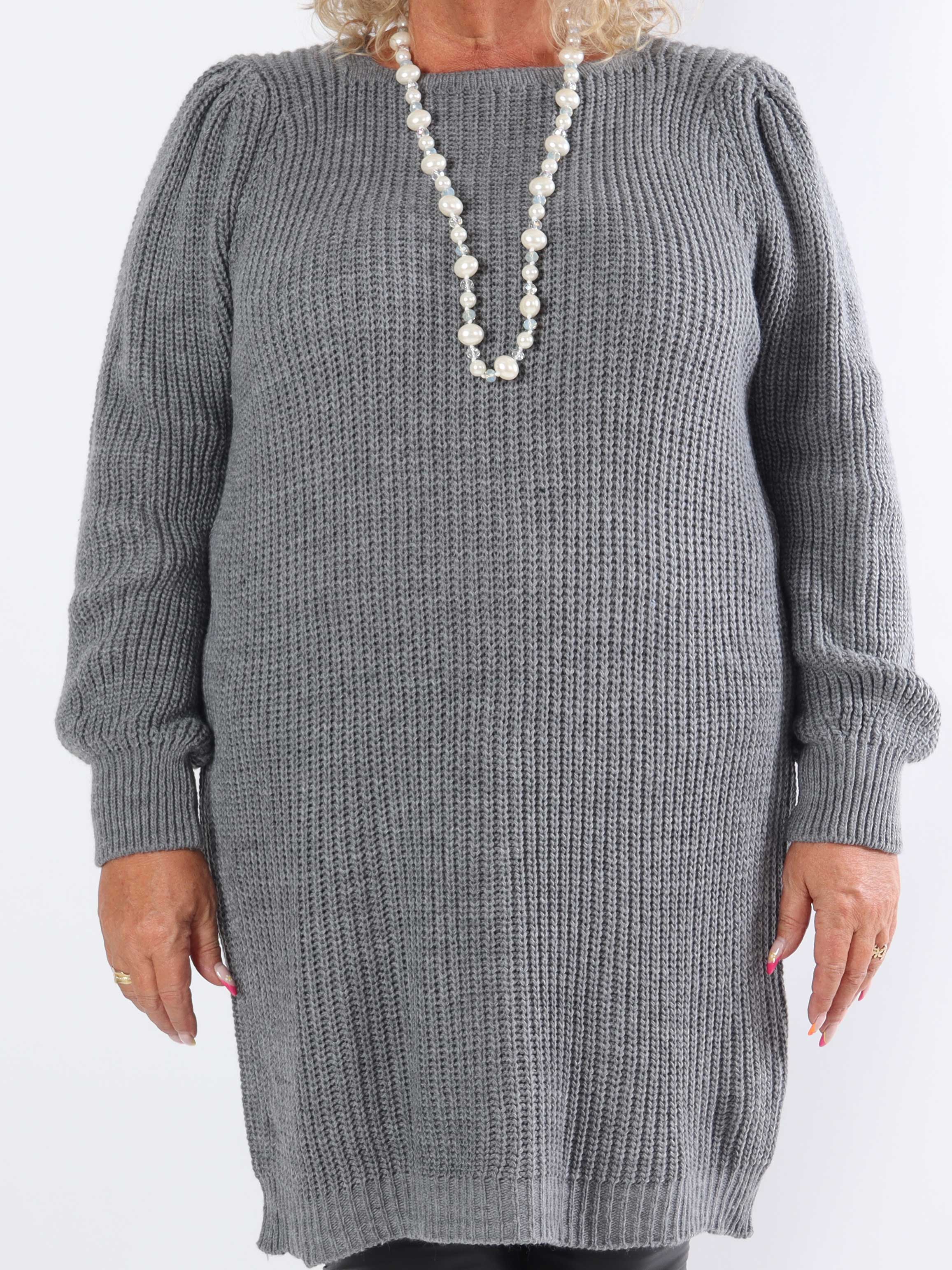 Dajana - Stickad klänning i plus size med ballongärmar