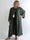Deiene - Plus size kimono i silkelook med elegant blondekant for et sofistikeret udtryk