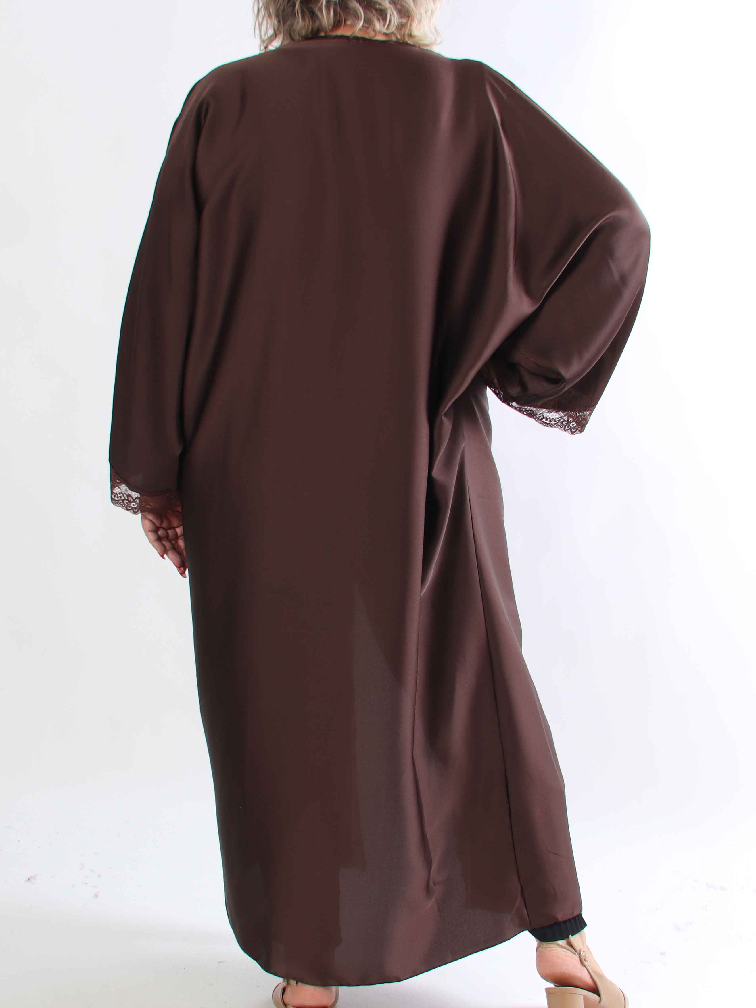 Deiene - Plus size kimono i silkelook med elegant blondekant for et sofistikeret udtryk