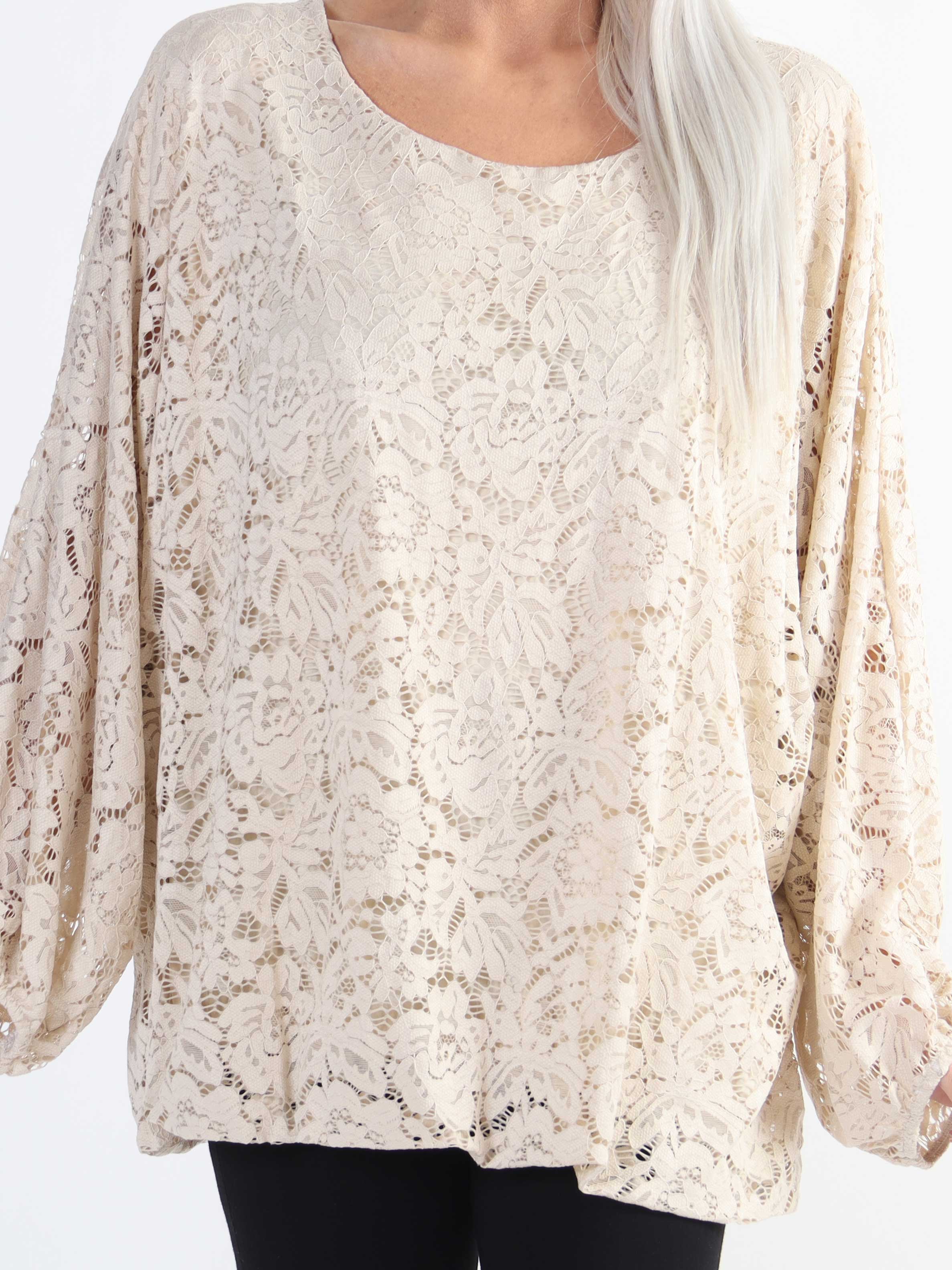 Destiny Lace - Plus size spetsblus med fladdermusärmar