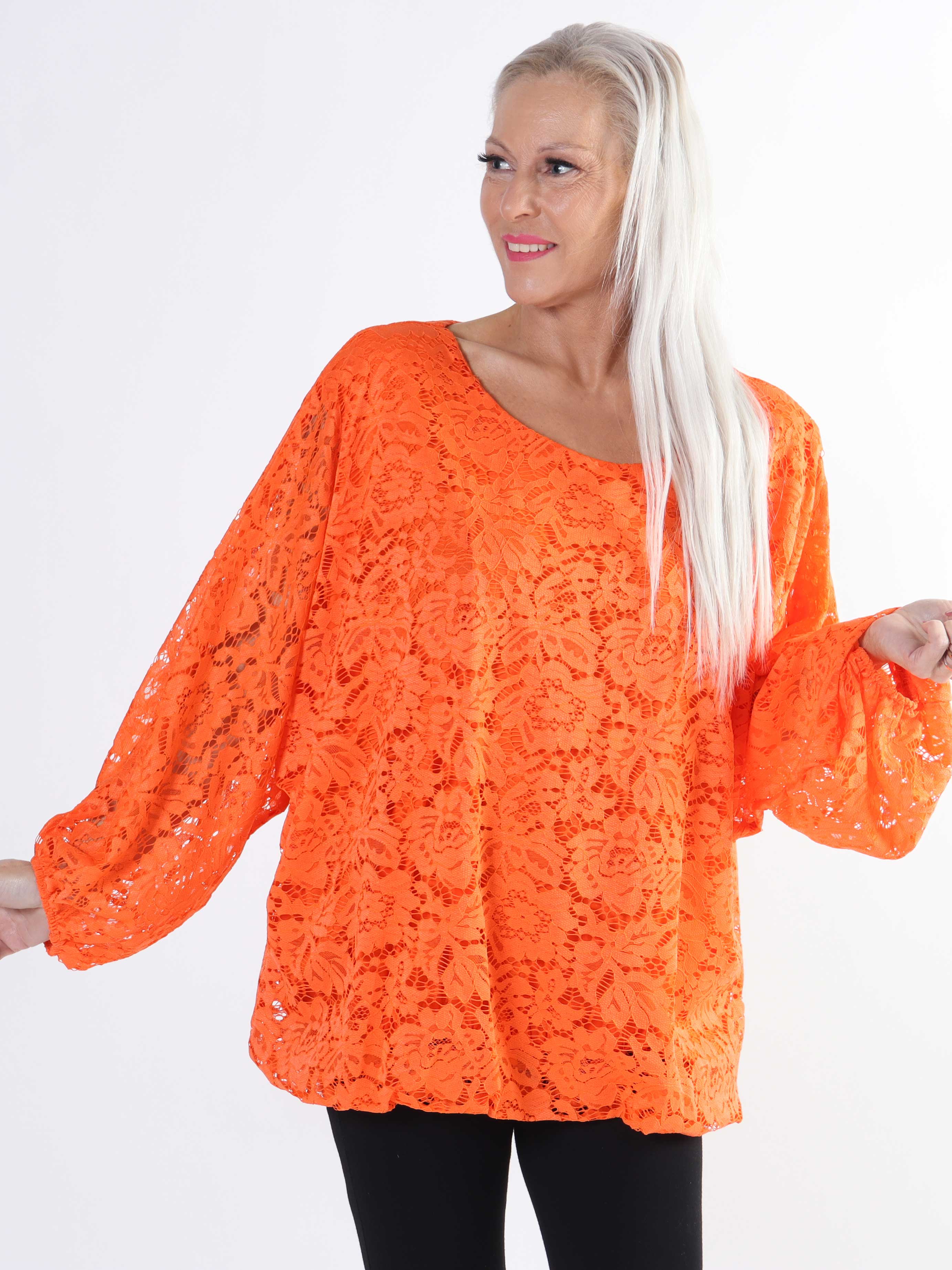 Destiny Lace - Plus size spetsblus med fladdermusärmar