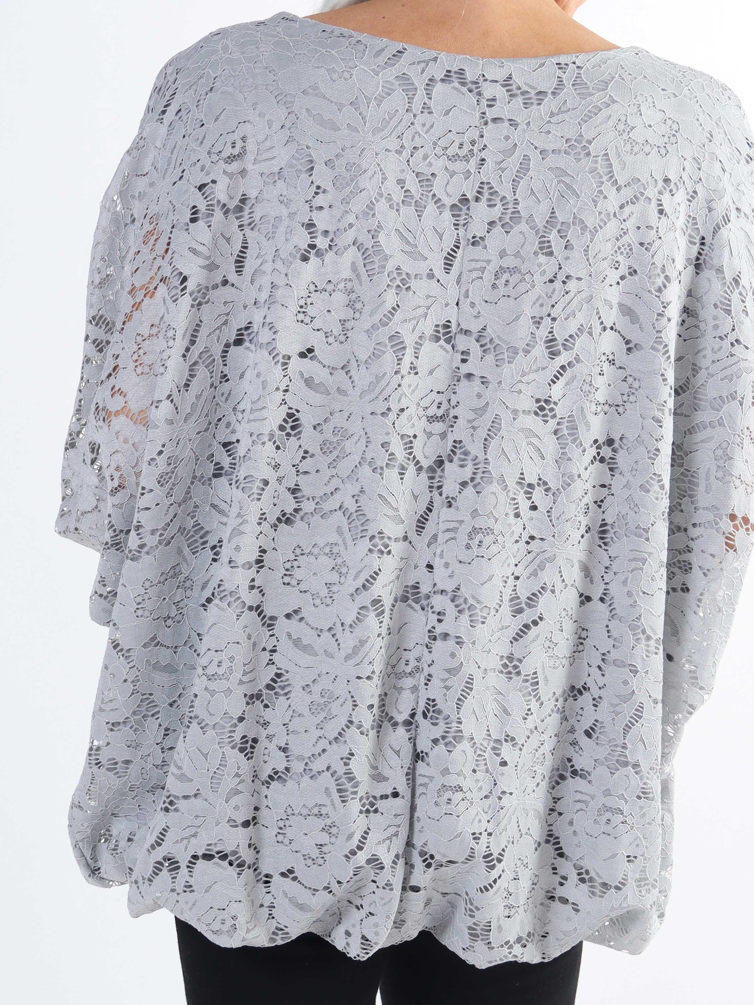 Destiny Lace - Plus size spetsblus med fladdermusärmar