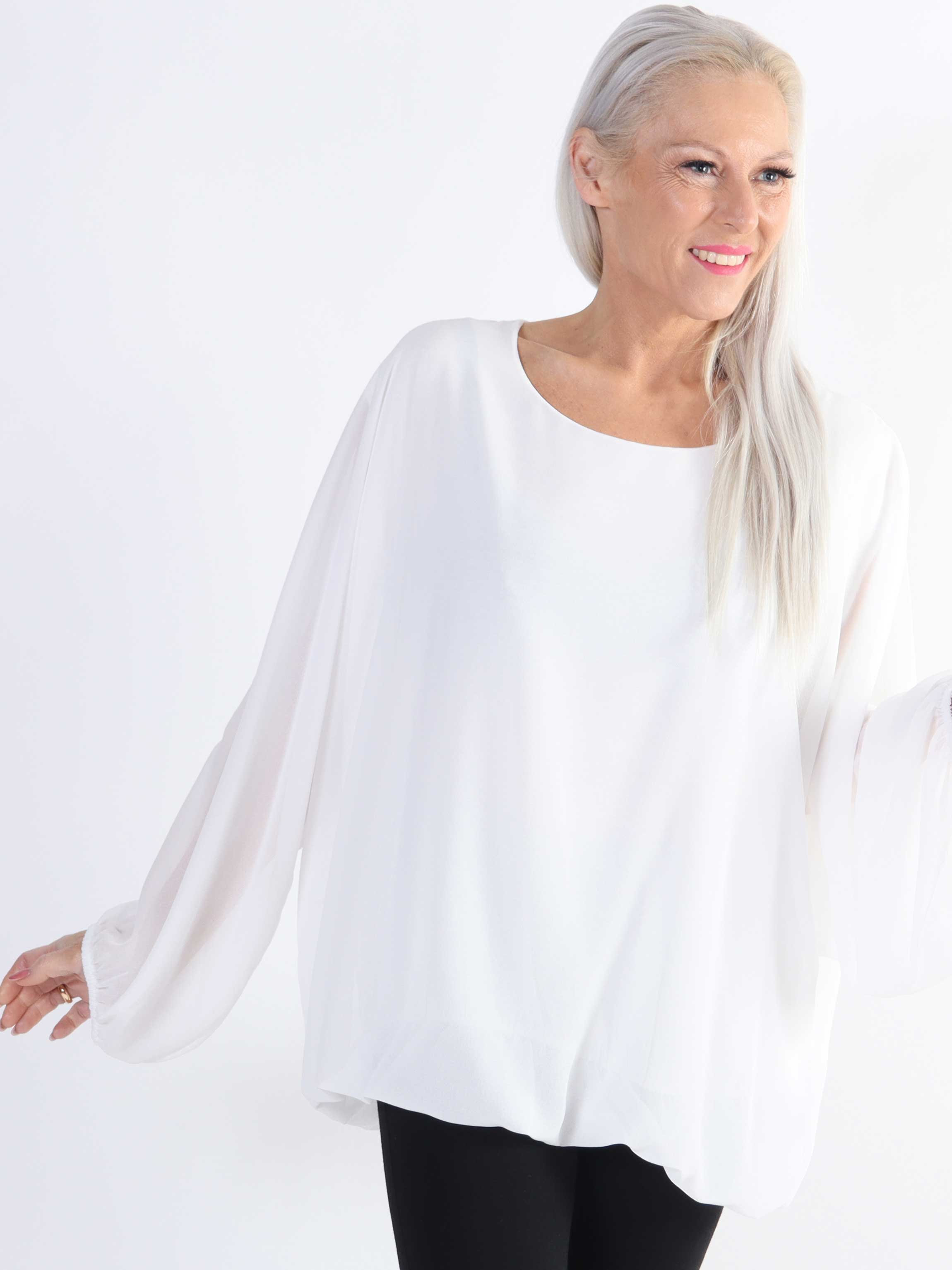 Destiny Plain - Plus size blus i chiffong med fladdermusärmar