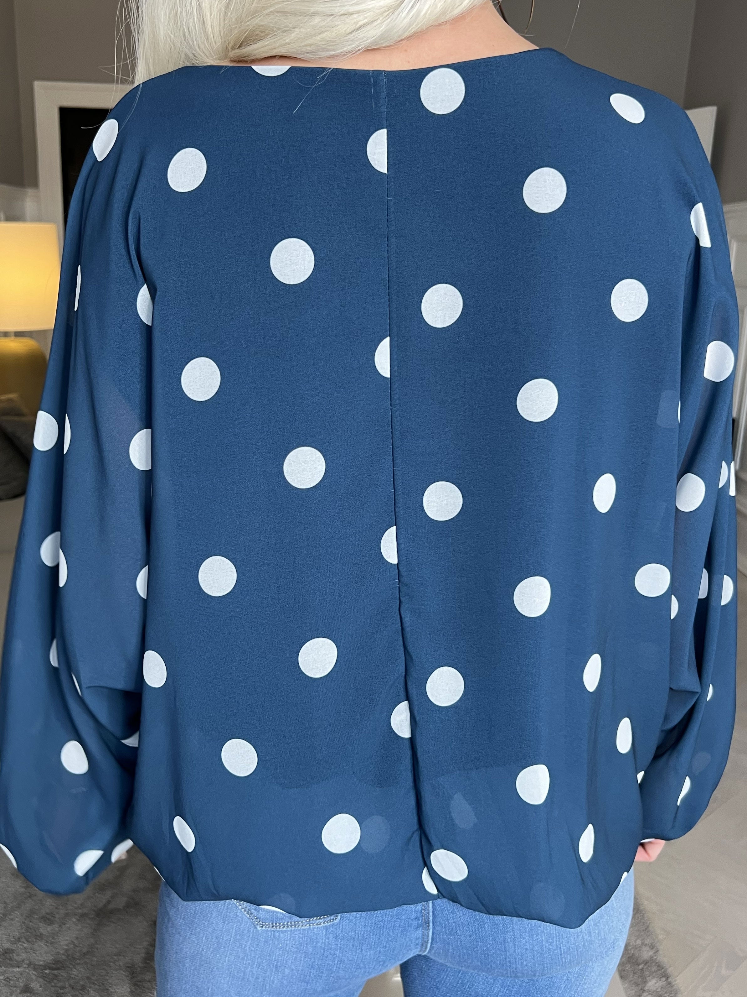 Destiny Dot - Blus i chiffong med prickar