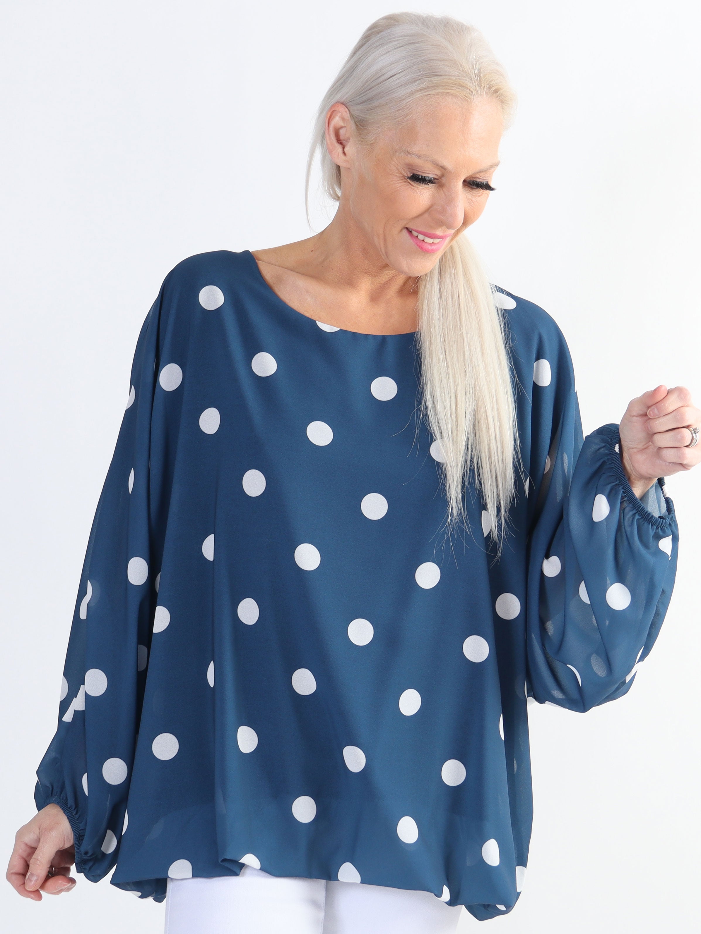 Destiny Dot - Plus size blus i chiffong med prickar