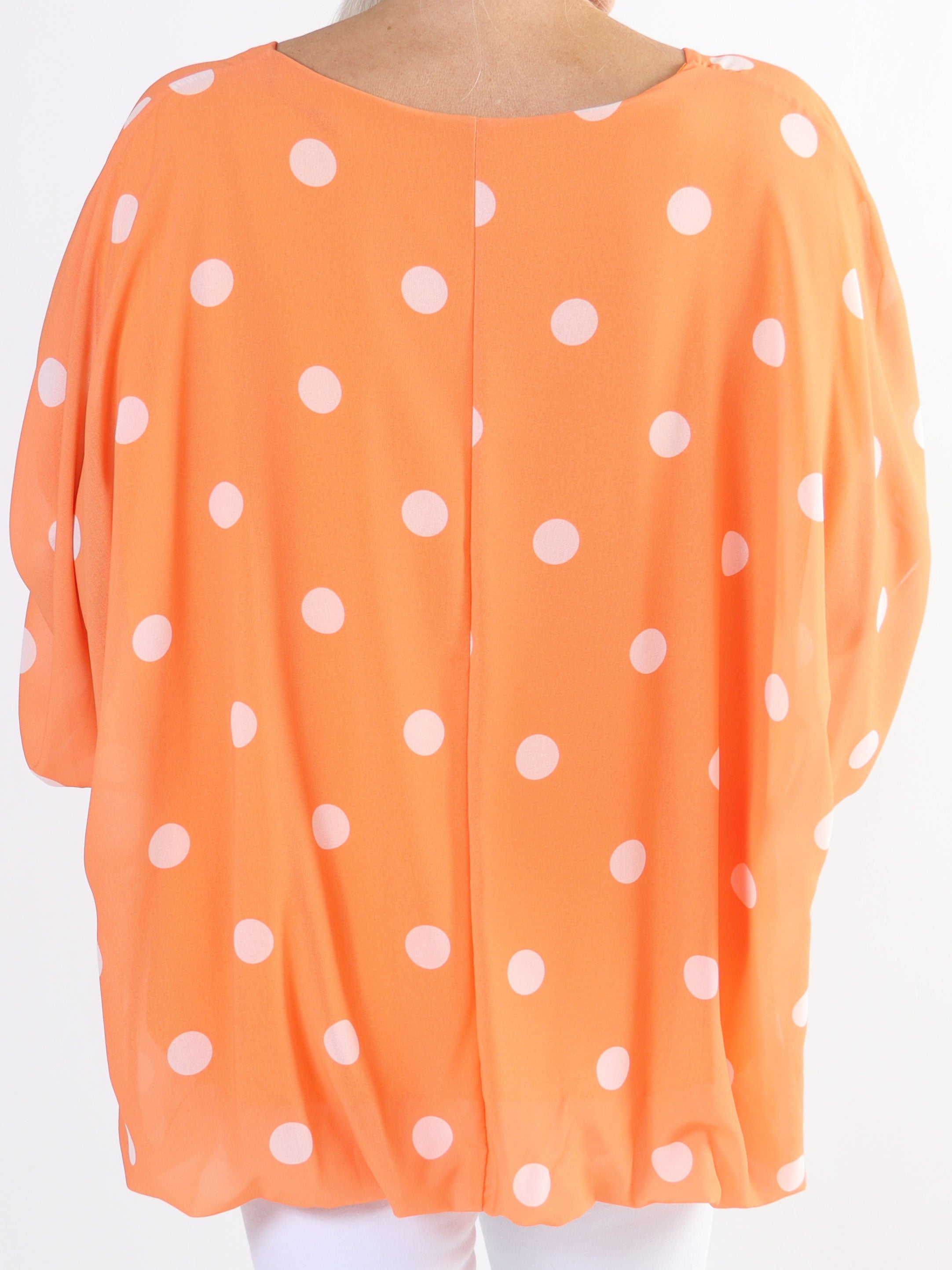 Destiny Dot - Plus size blus i chiffong med prickar
