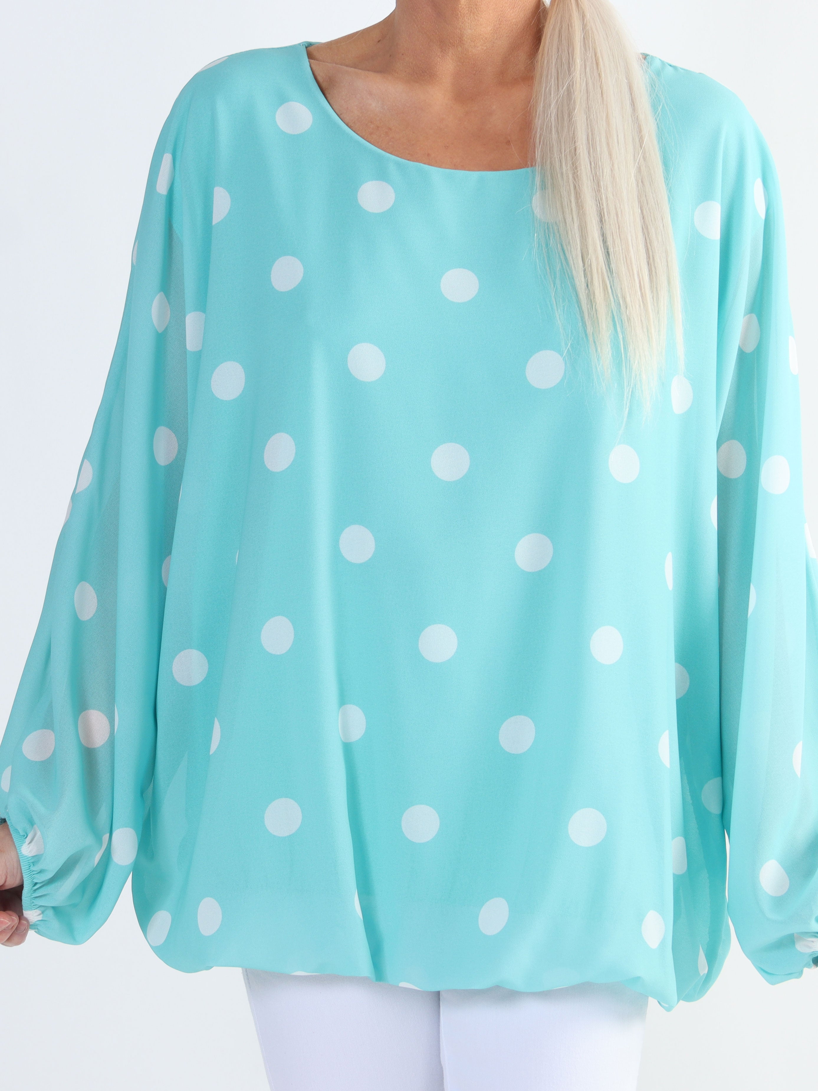 Destiny Dot - Plus size blus i chiffong med prickar