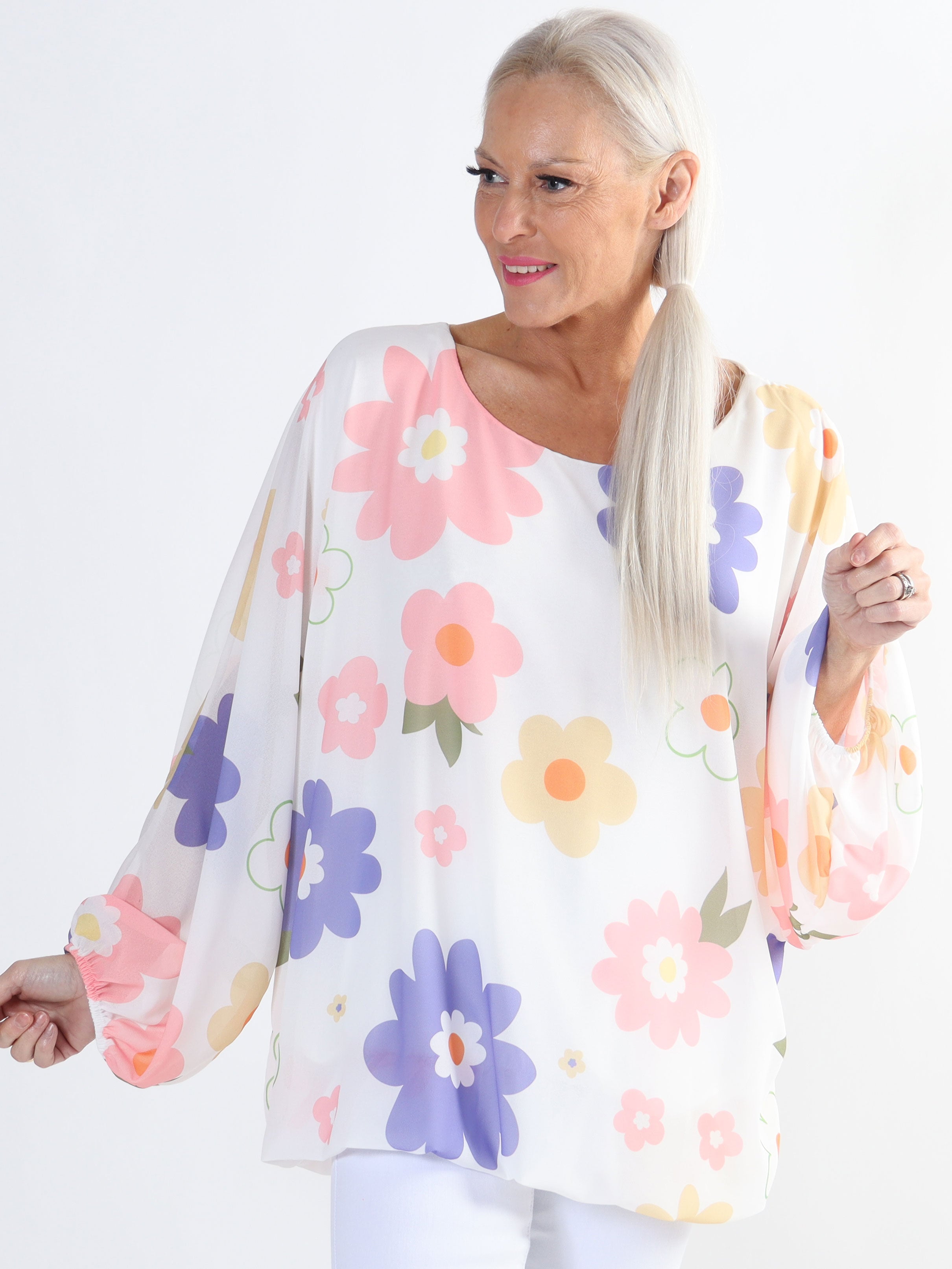 Destiny Flower - Chiffongblus med blommönster i plus size-modell
