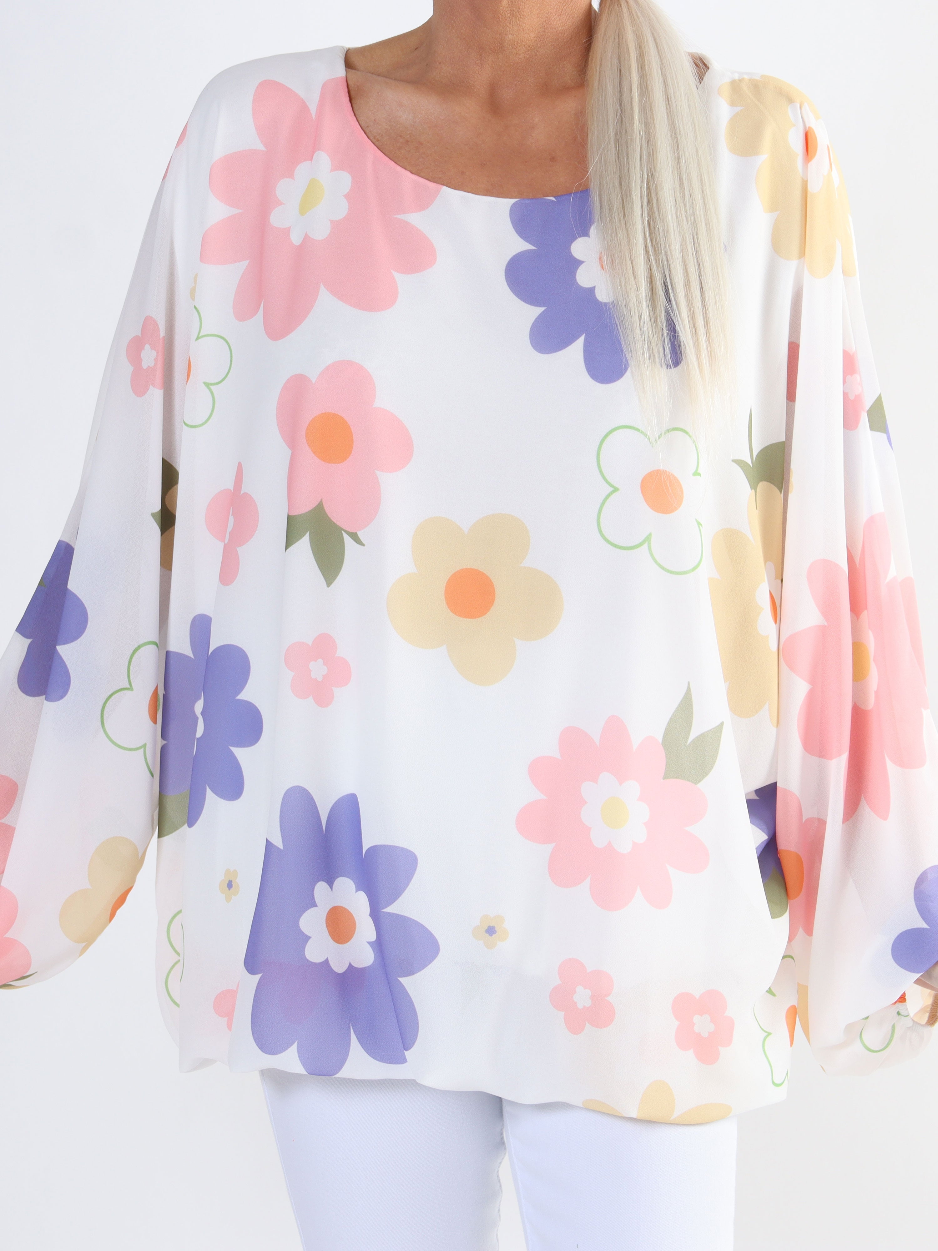 Destiny Flower - Chiffongblus med blommönster i plus size-modell