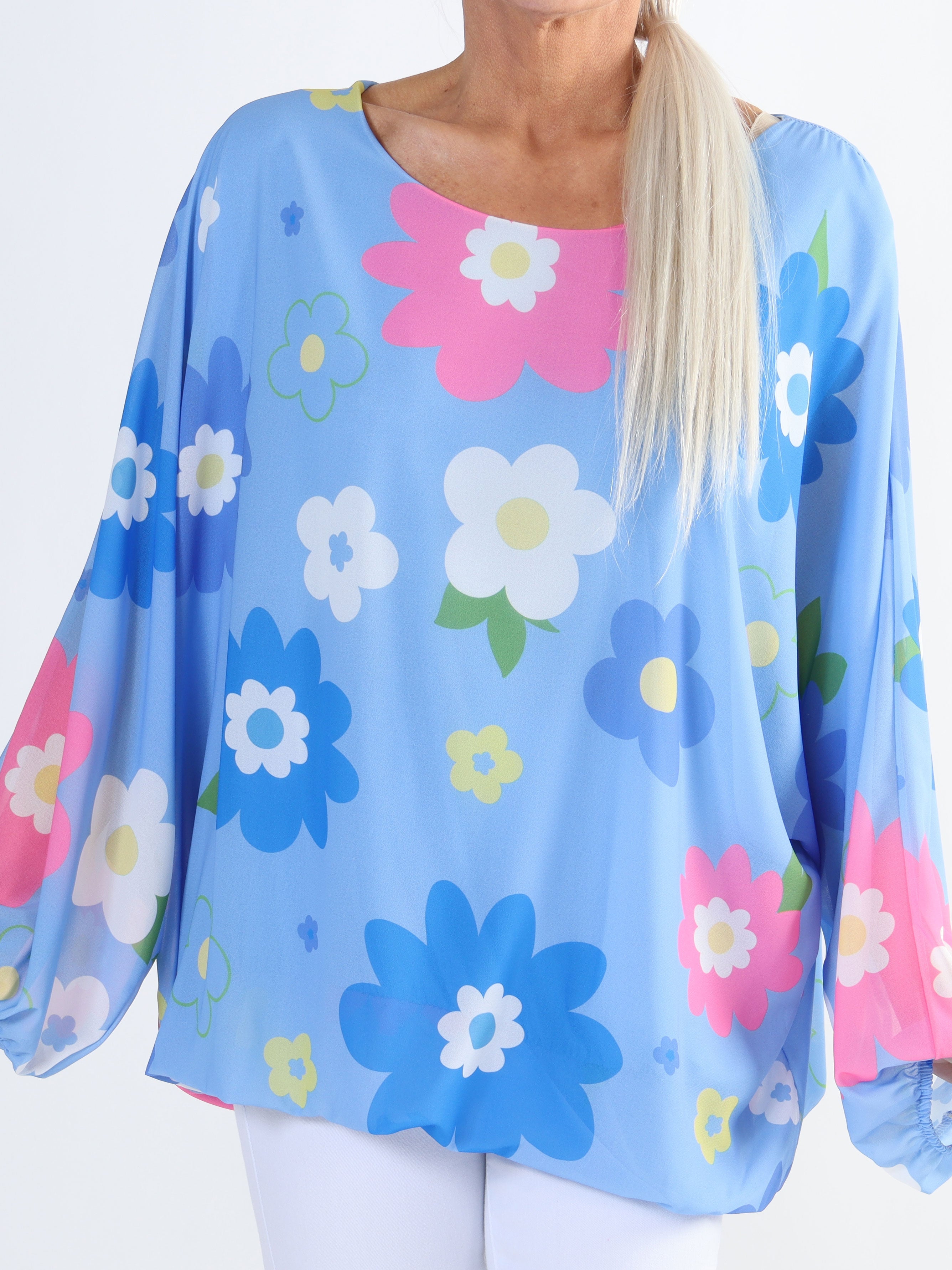 Destiny Flower - Chiffongblus med blommönster i plus size-modell