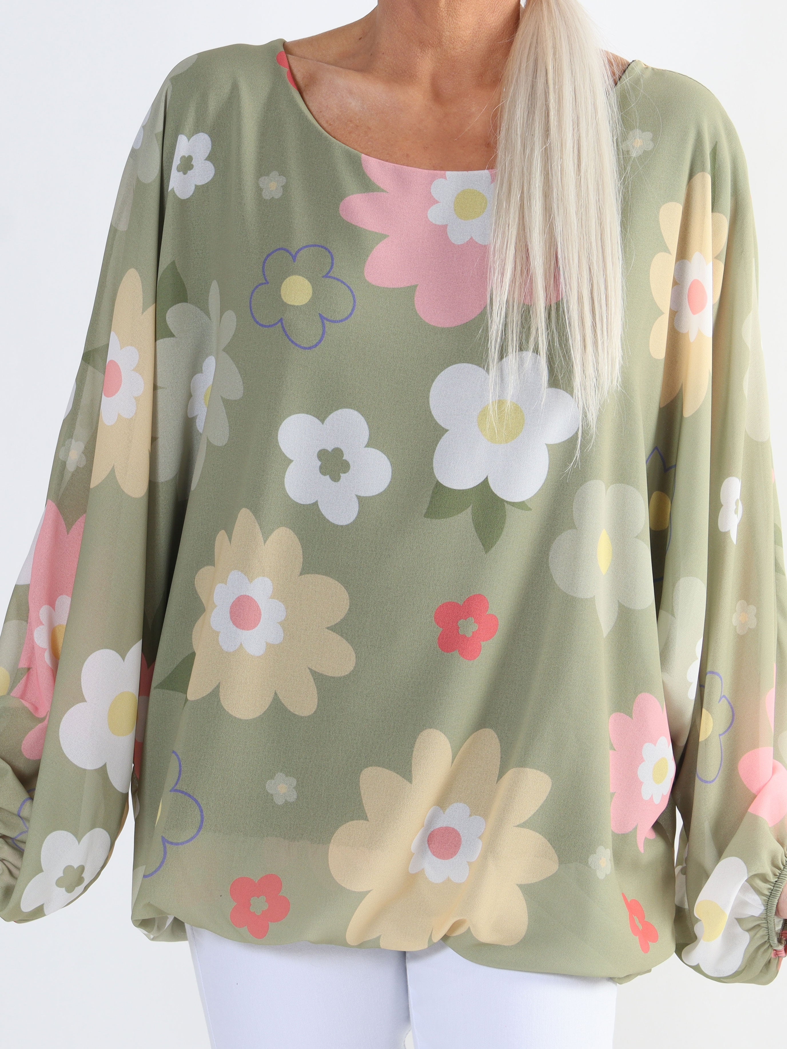Destiny Flower - Chiffongblus med blommönster i plus size-modell