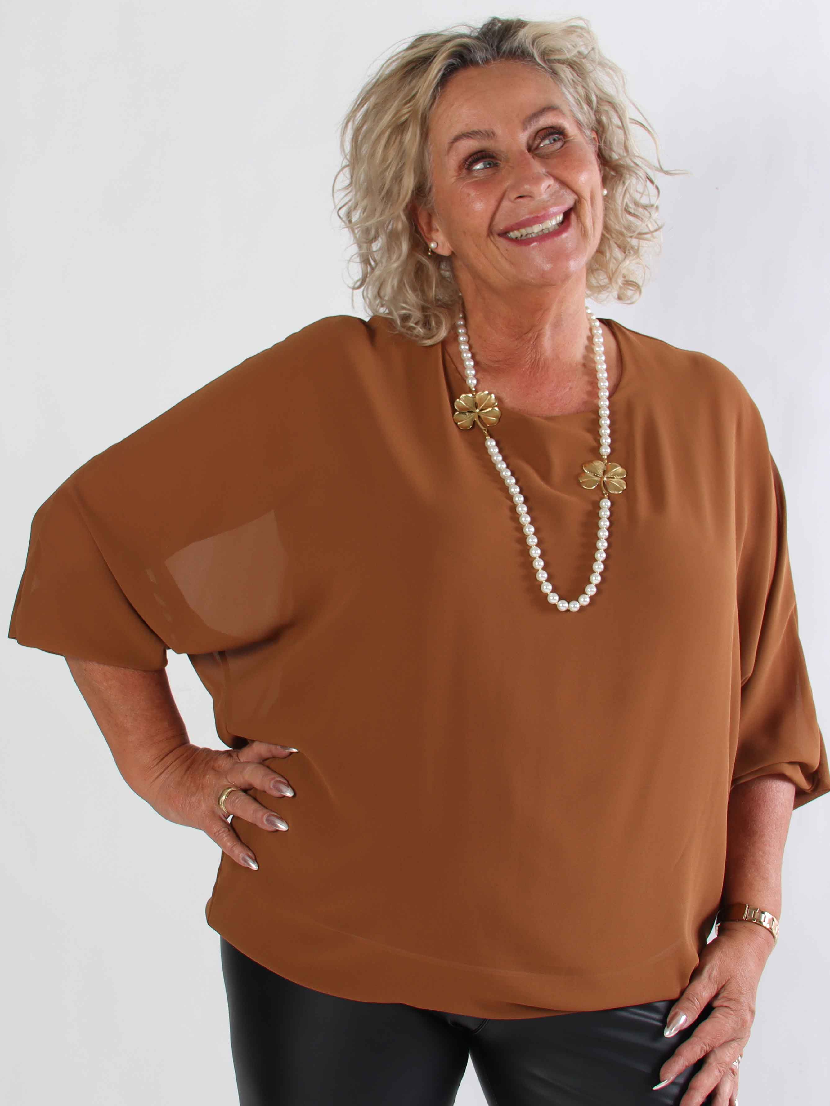 Destiny Plain - Plus size blus i chiffong med fladdermusärmar