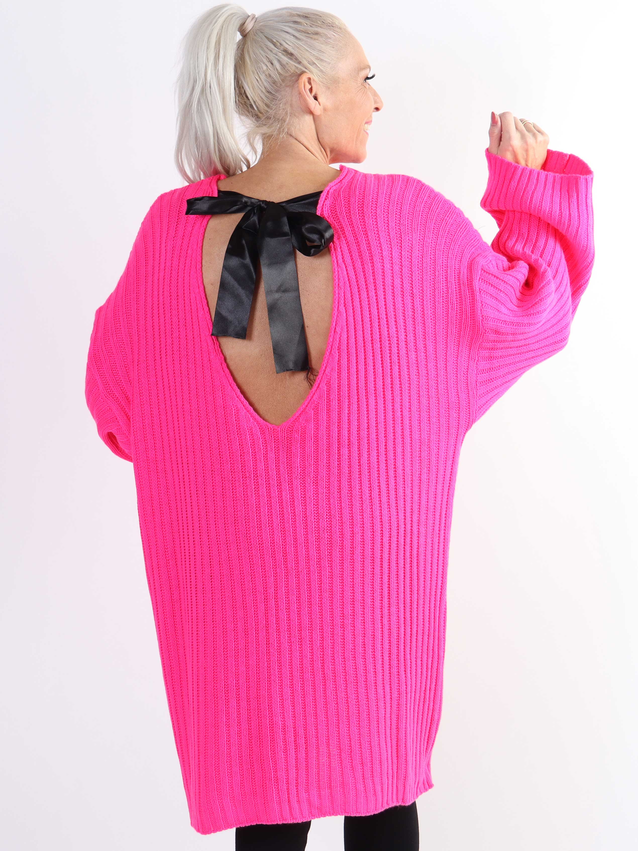Dica - Stickad plus size klänning med rosett i ryggen