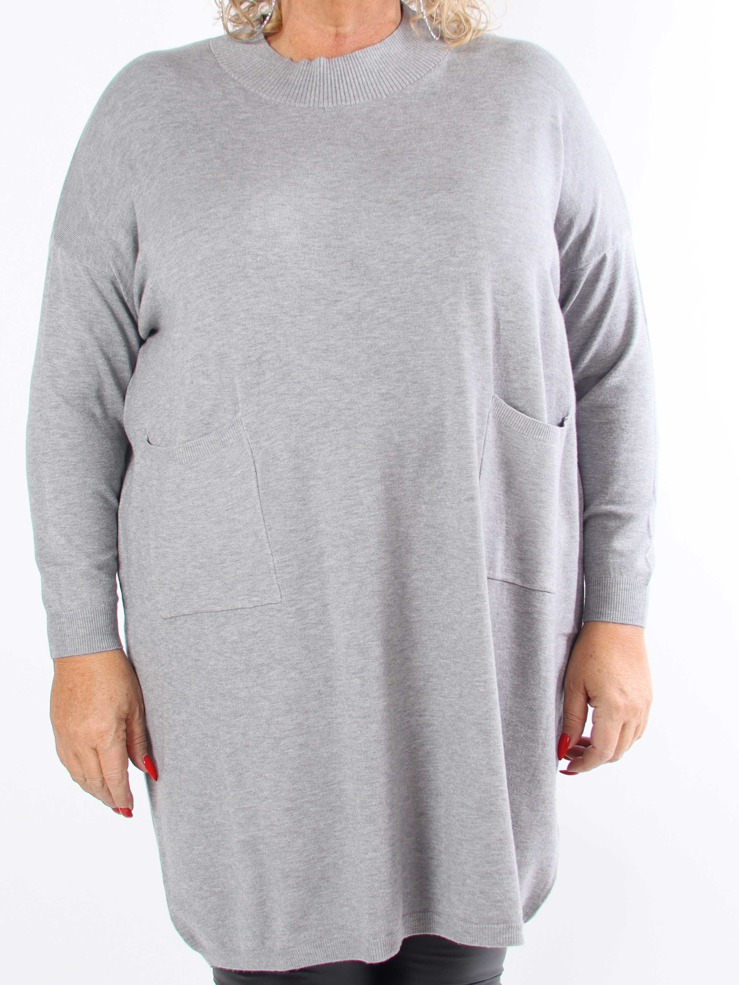 Dima - Mjuk stickad klänning i plus size med fickor