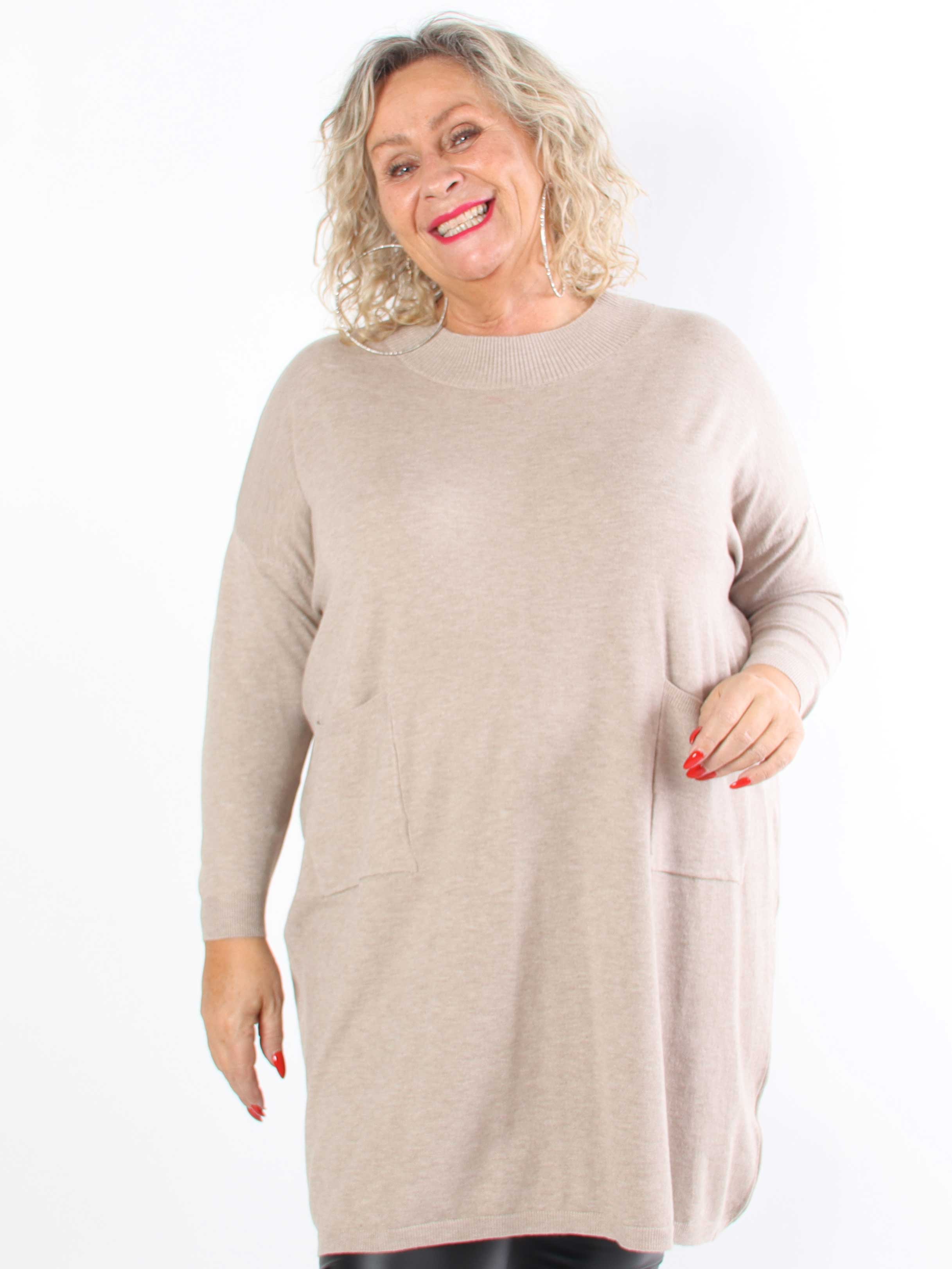 Dima - Mjuk stickad klänning i plus size med fickor