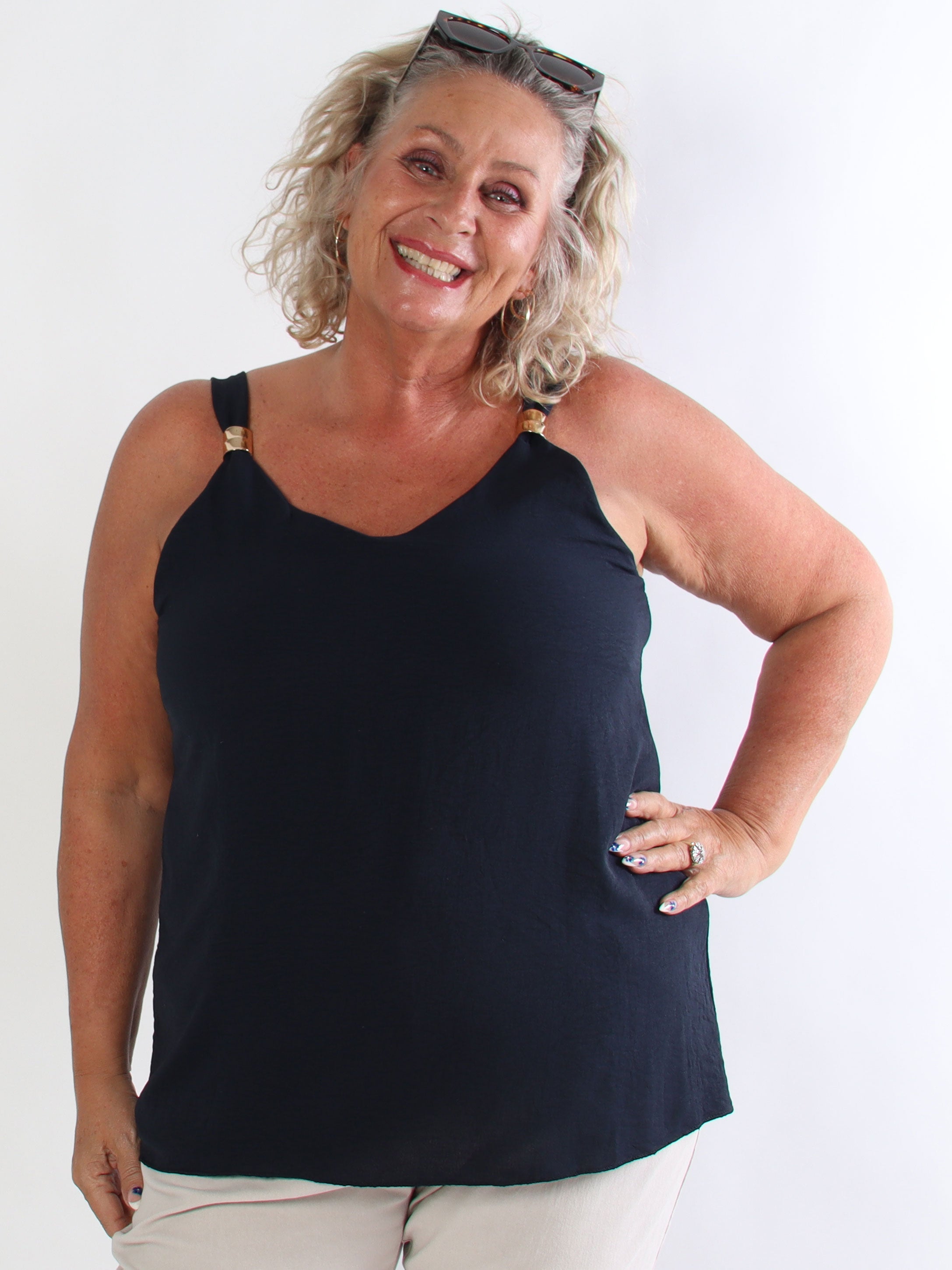Dinah - Plus size top med dekorative guldspænder ved stropperne