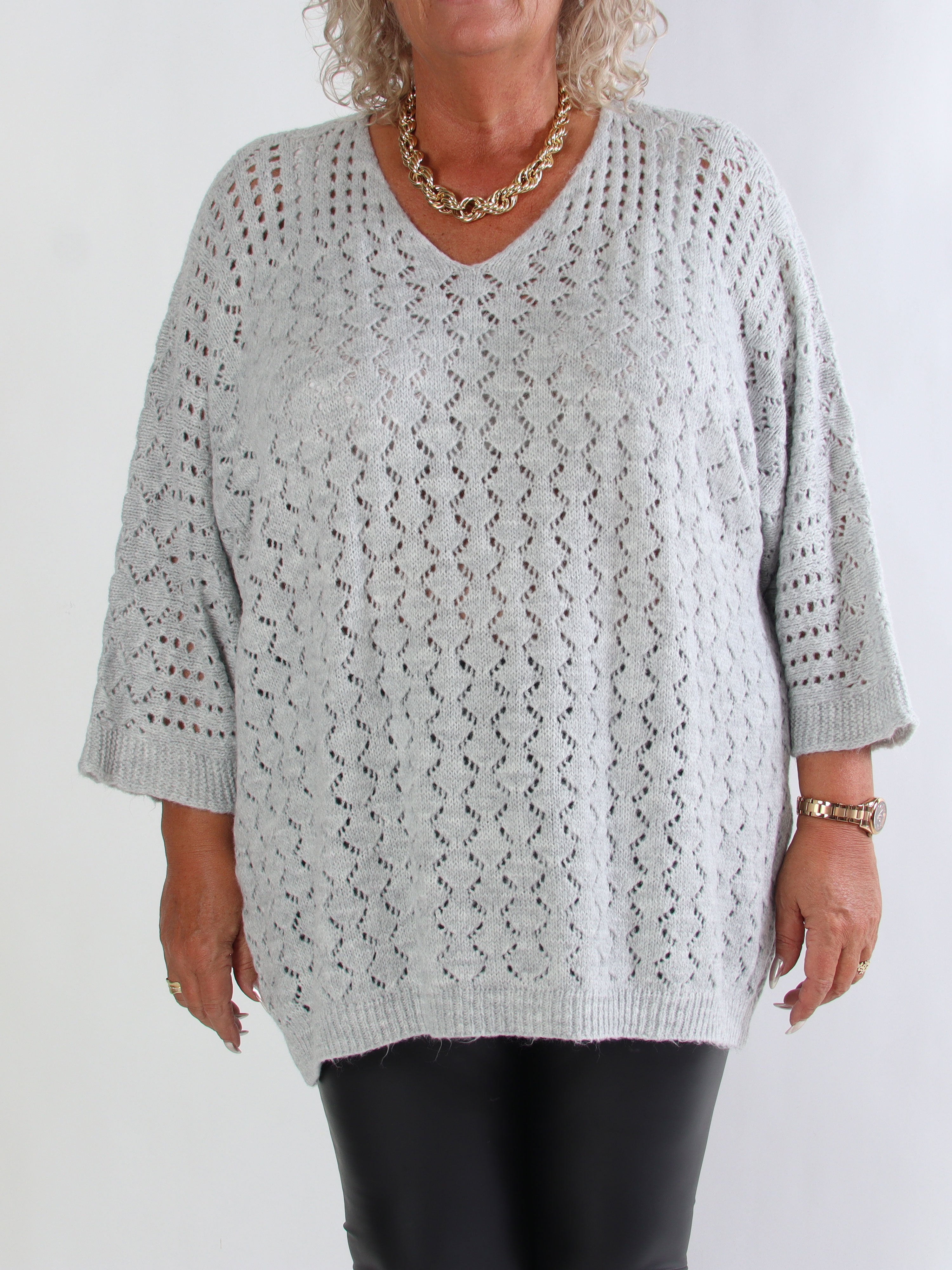 Disa - Stickad plus size tröja med fint hålmönster