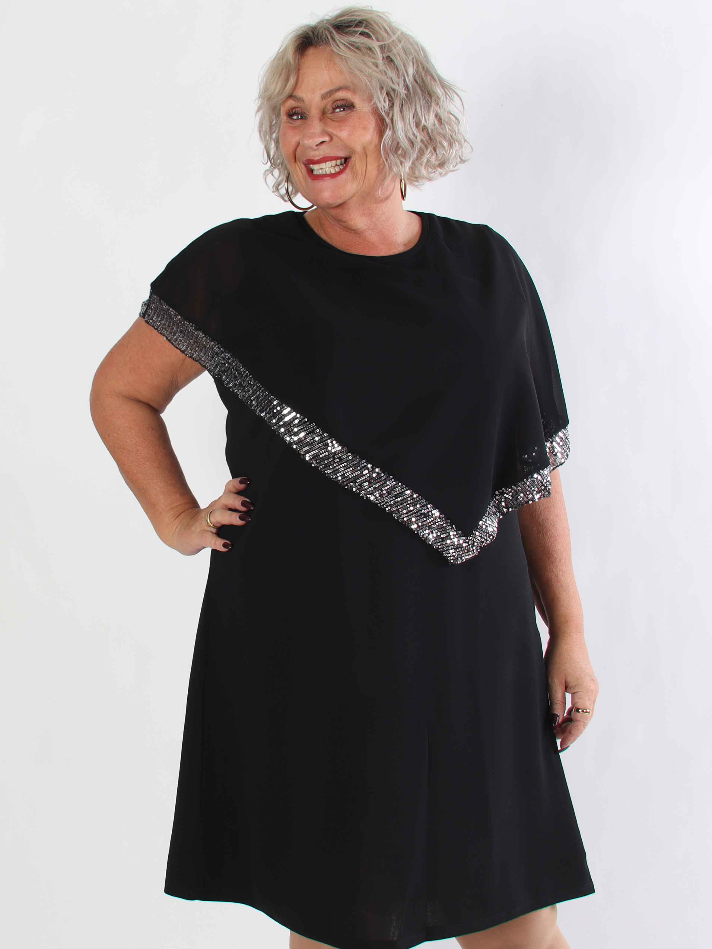 Dorta - Svart plus size klänning med paljettdetaljer