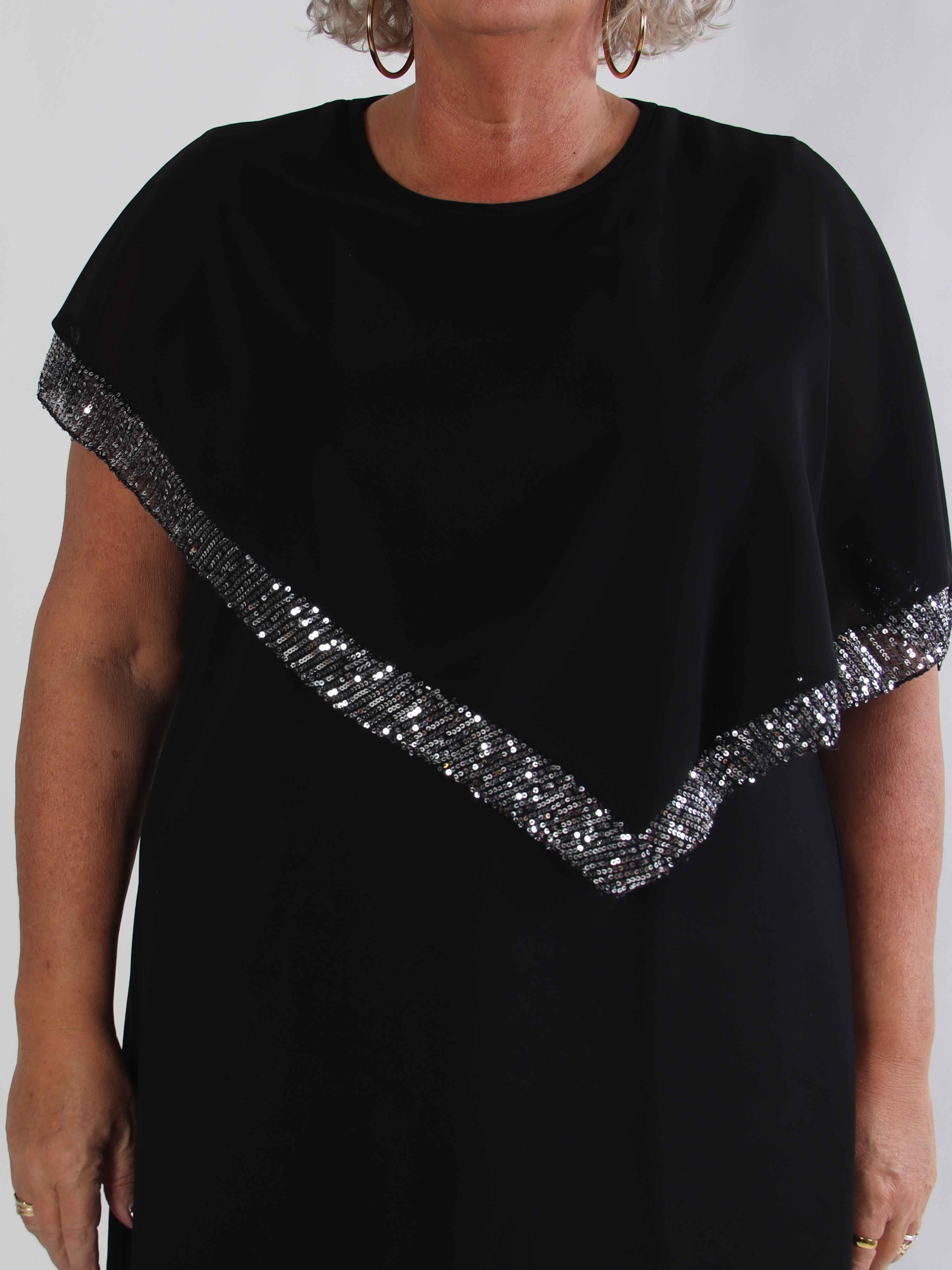 Dorta - Svart plus size klänning med paljettdetaljer