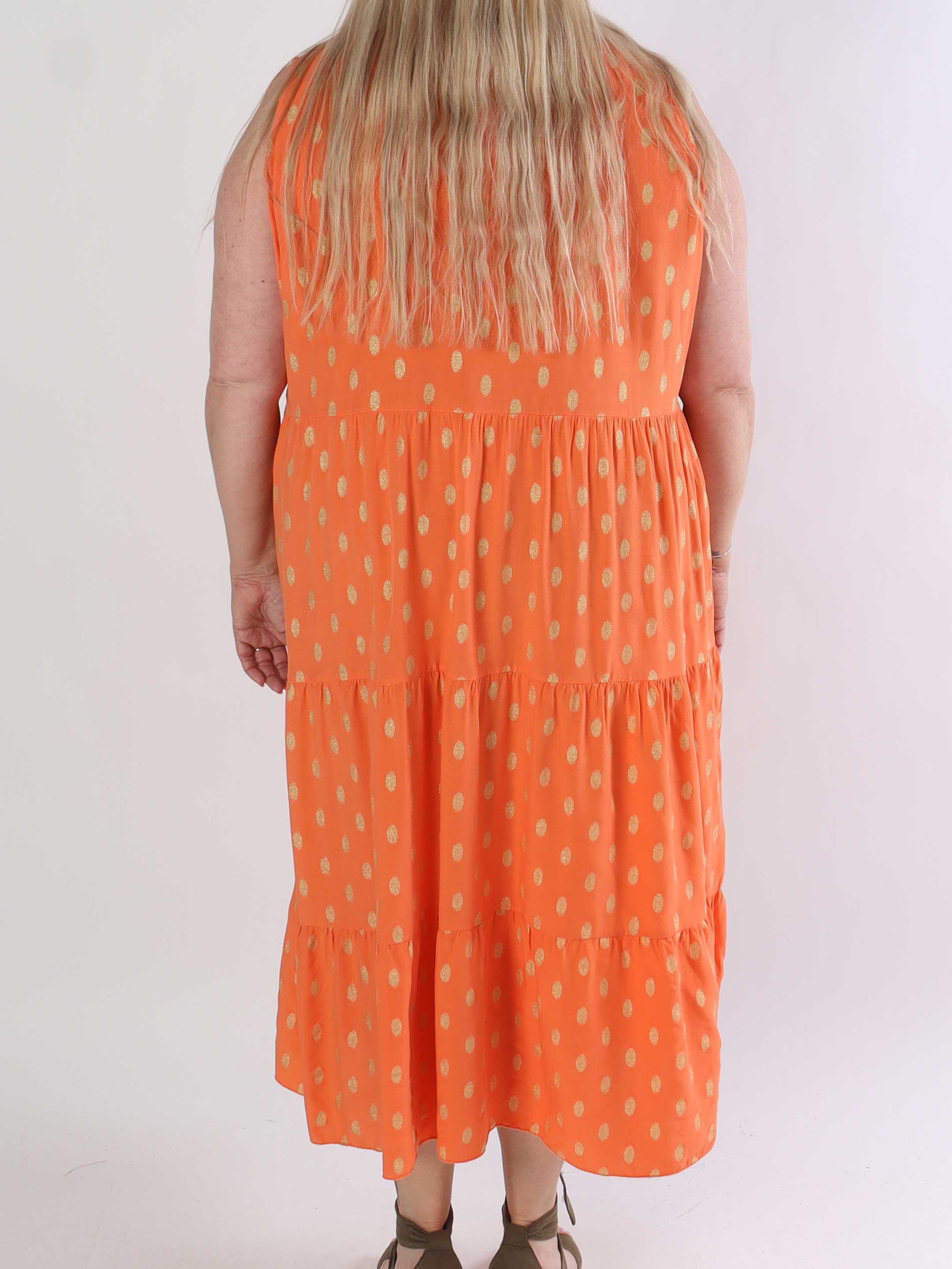 Dotti Gold Sleeveless - Plus size klänning med lager på lager look i viskos