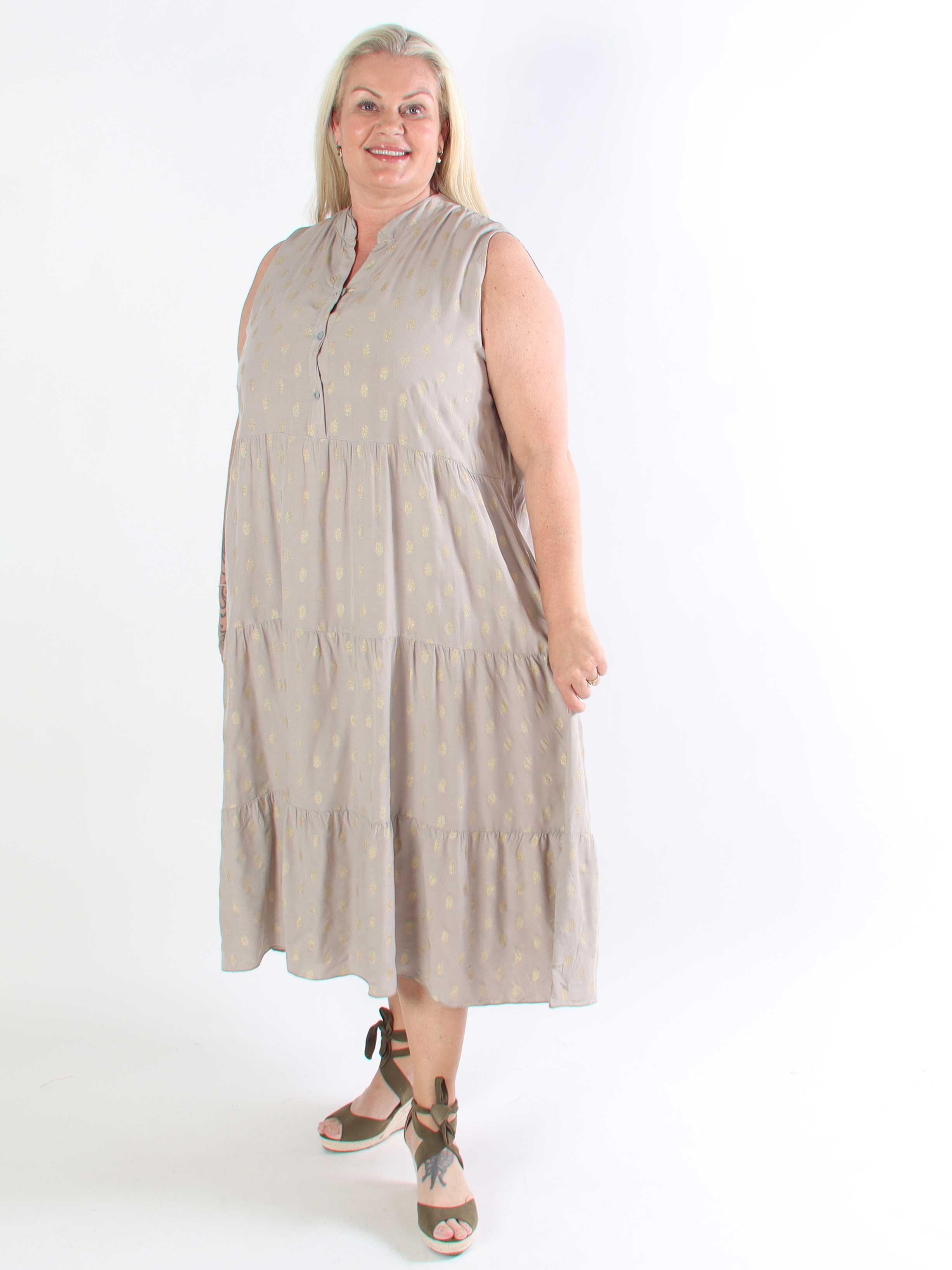 Dotti Gold Sleeveless - Plus size klänning med lager på lager look i viskos