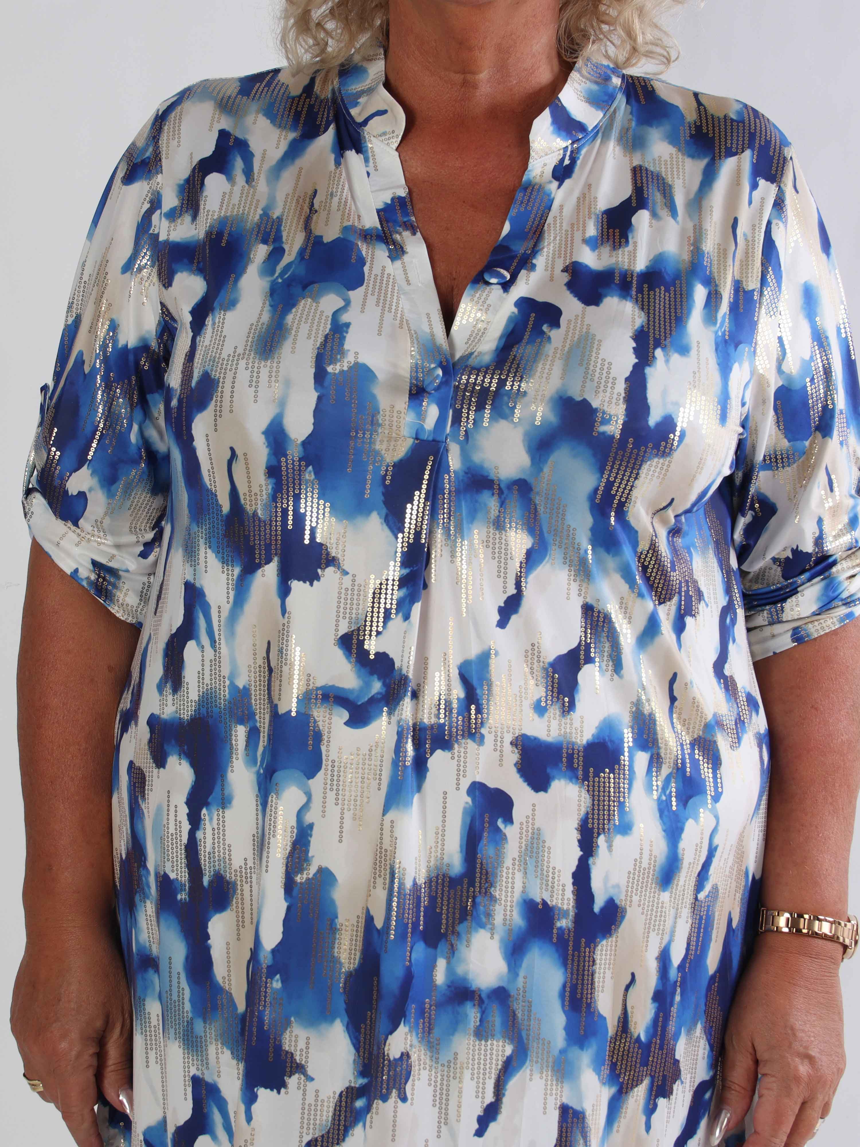 Ebba Batik Long - Elastisk flerfärgad plus size klänning med gulddetaljer