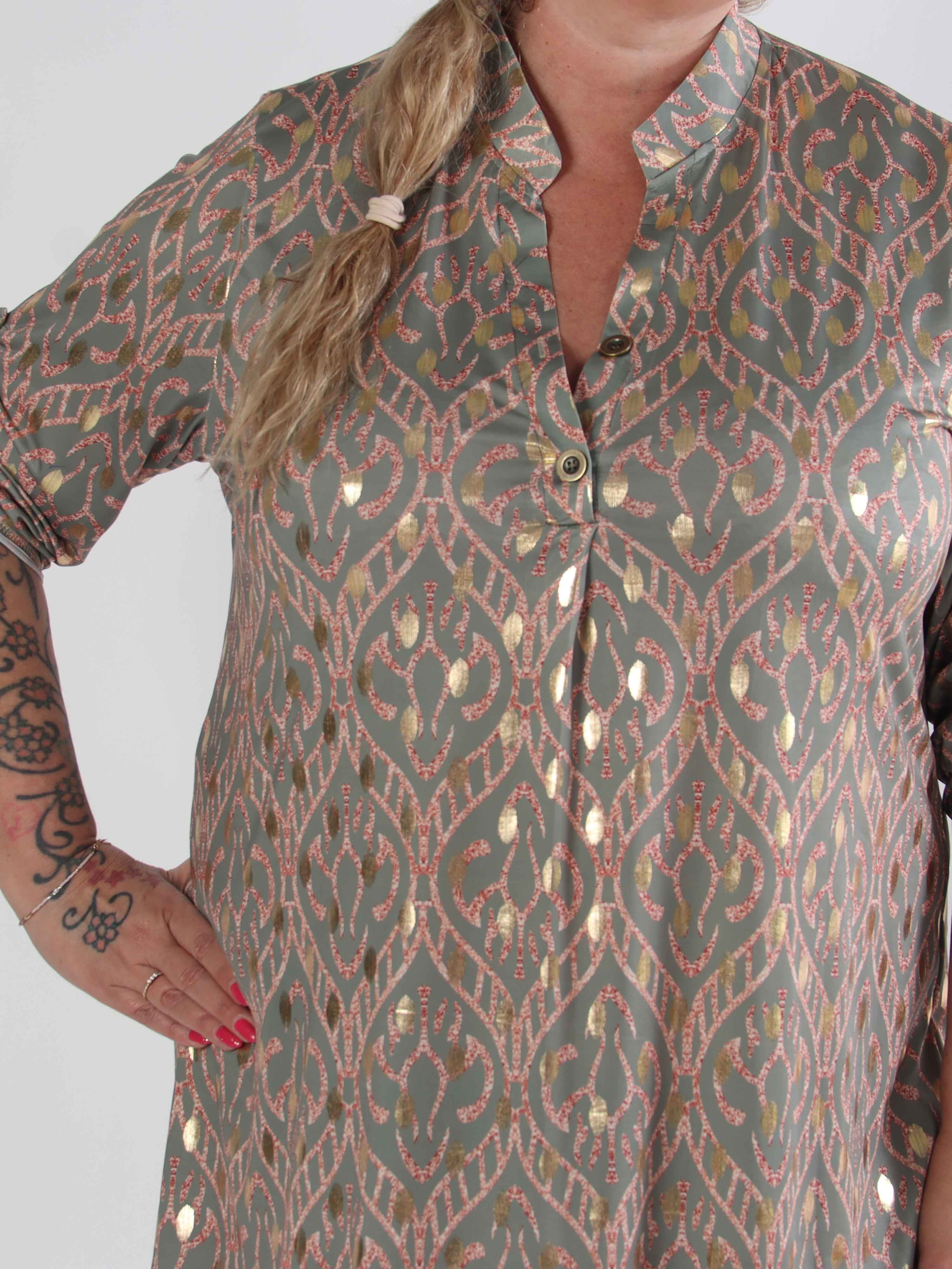 Ebba Boho Long - Elastisk mönstrad klänning i plus size med guldprickar