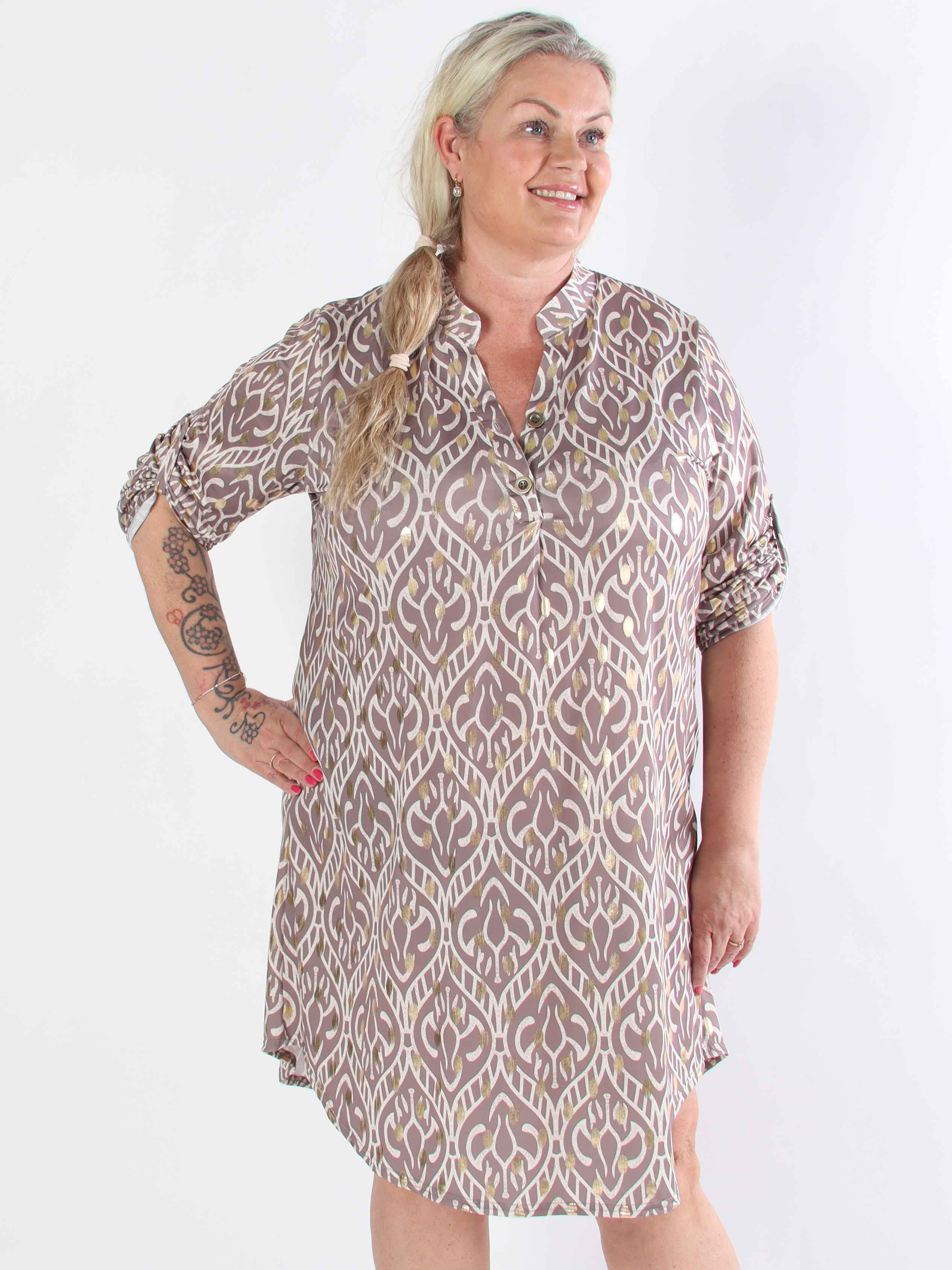 Ebba Boho Long - Elastisk mönstrad klänning i plus size med guldprickar