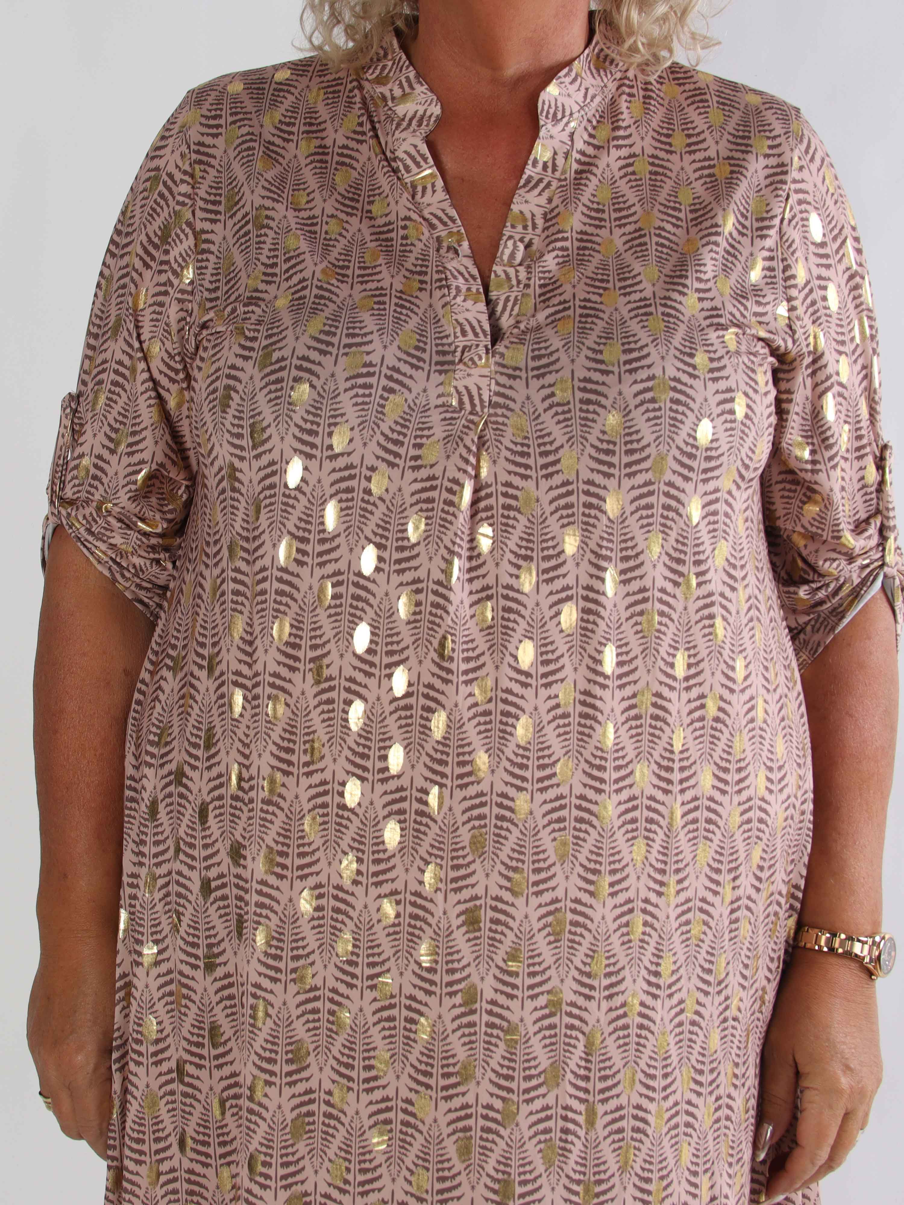 Ebba Forest Gold Long - Plus size klänning med fint bladmönster och guldprickar