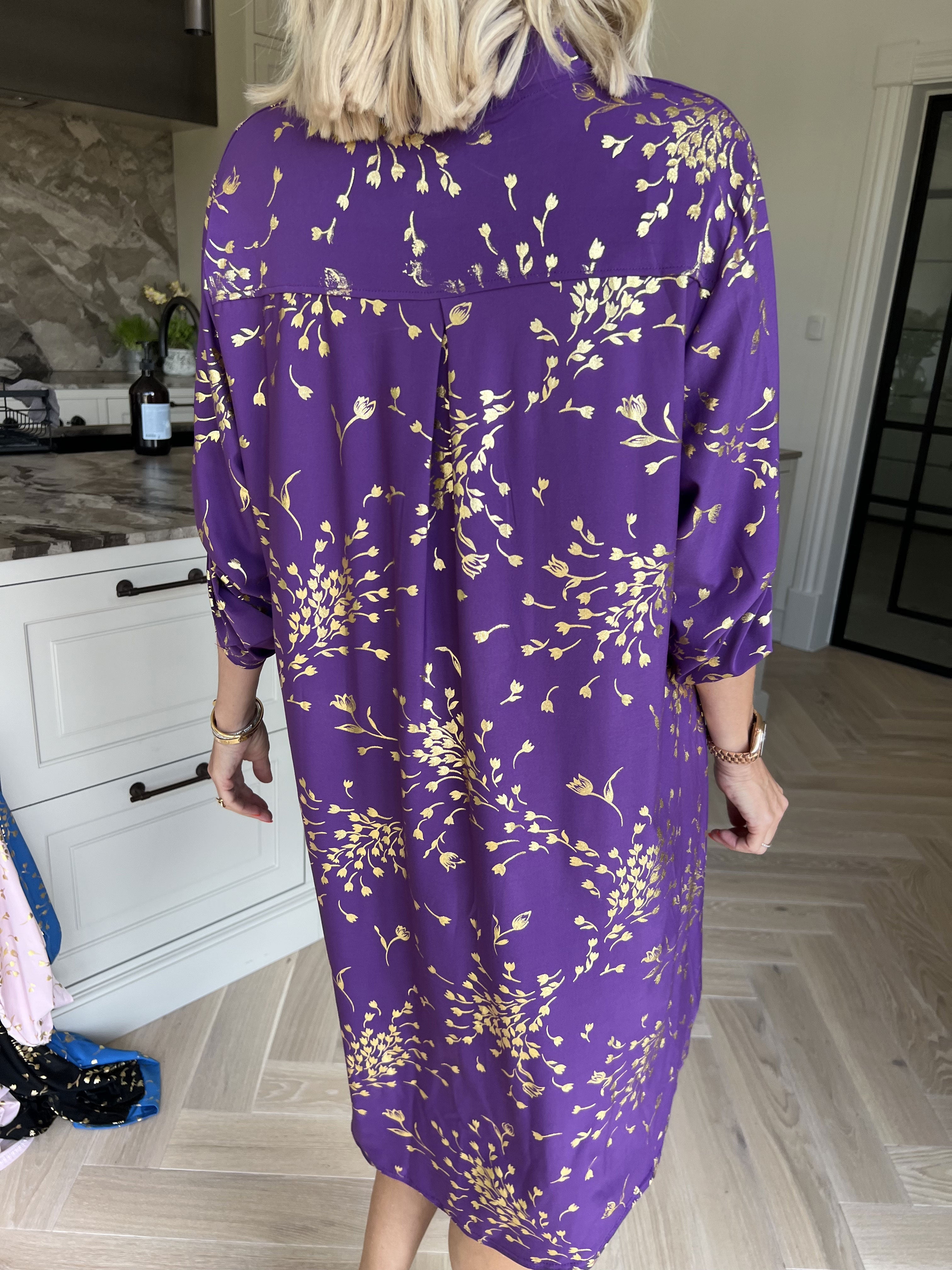 Ebba Gold Leaf Long - Elastisk enfärgad klänning med guld blommigt mönster