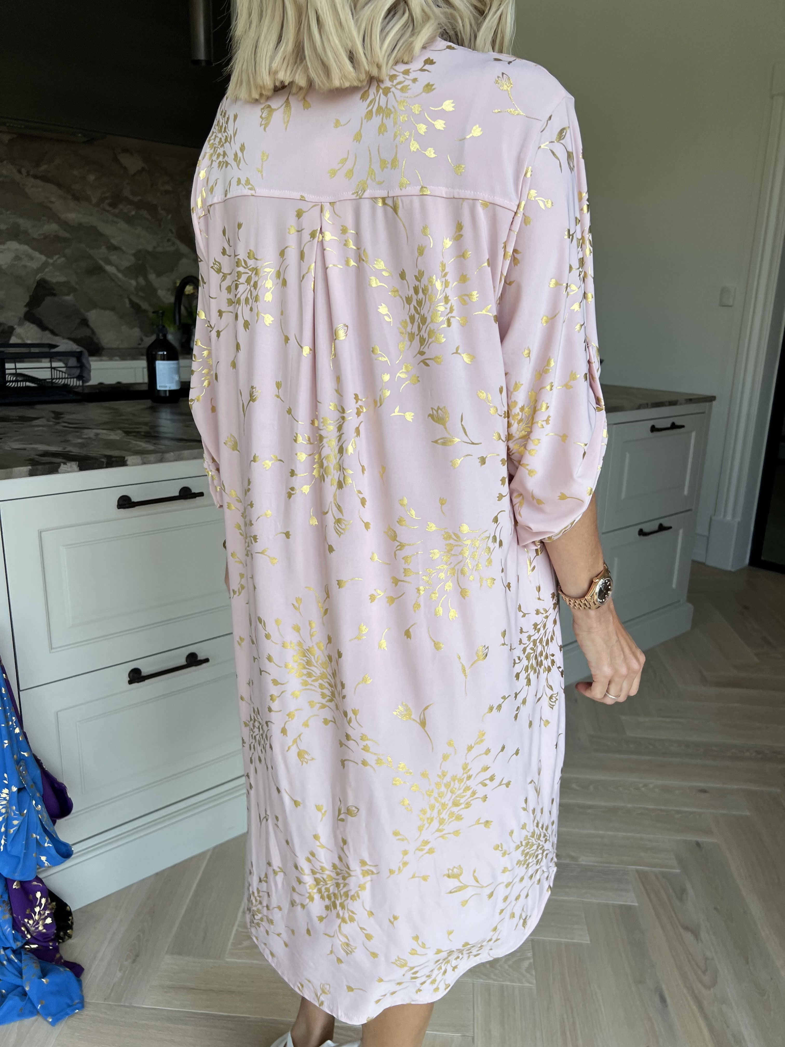 Ebba Gold Leaf Long - Elastisk enfärgad klänning med guld blommigt mönster