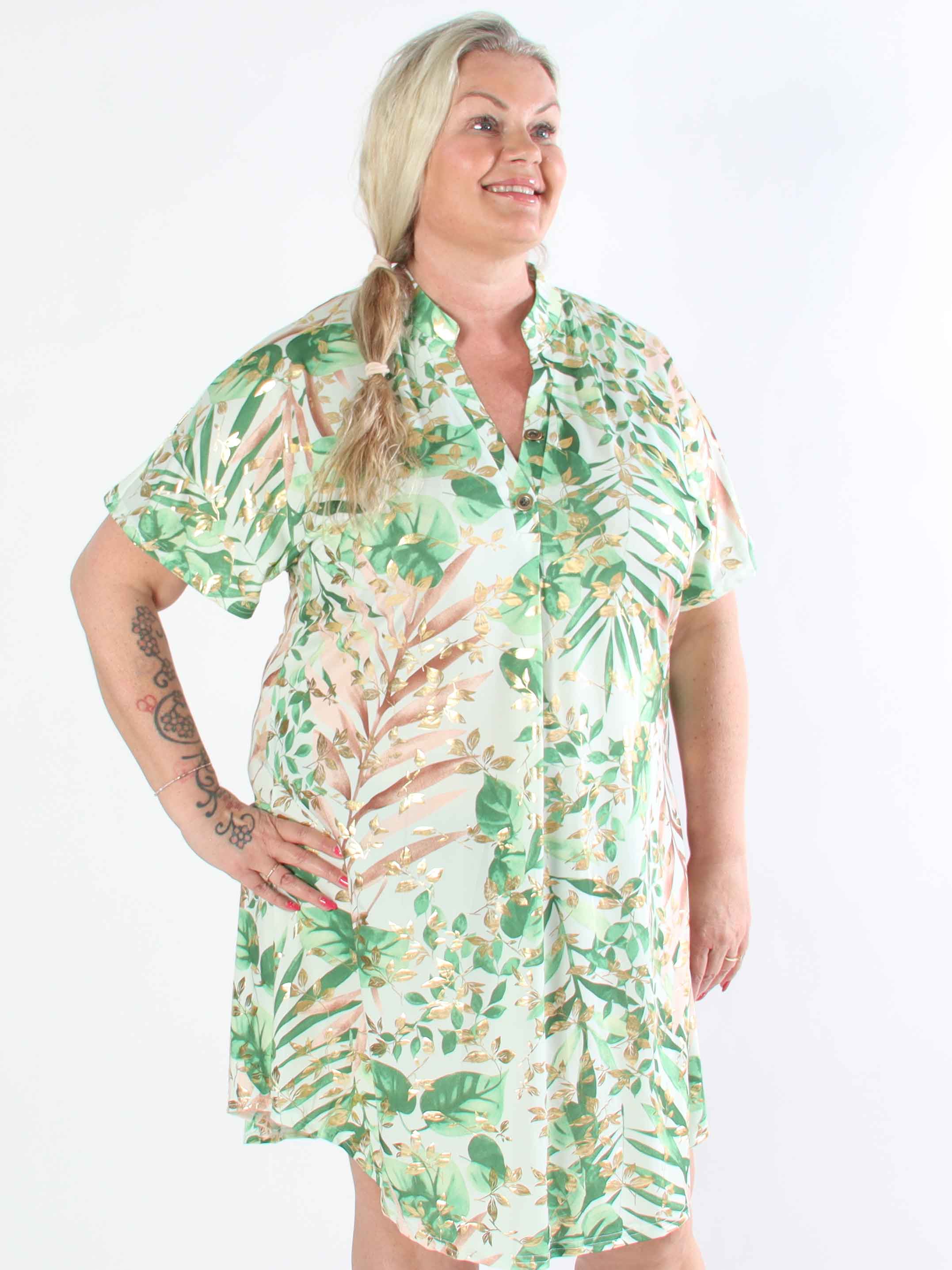 Ebba Gold Leaf Sleeveless - Plus size skjortklänning i stretchigt tyg med bladtryck