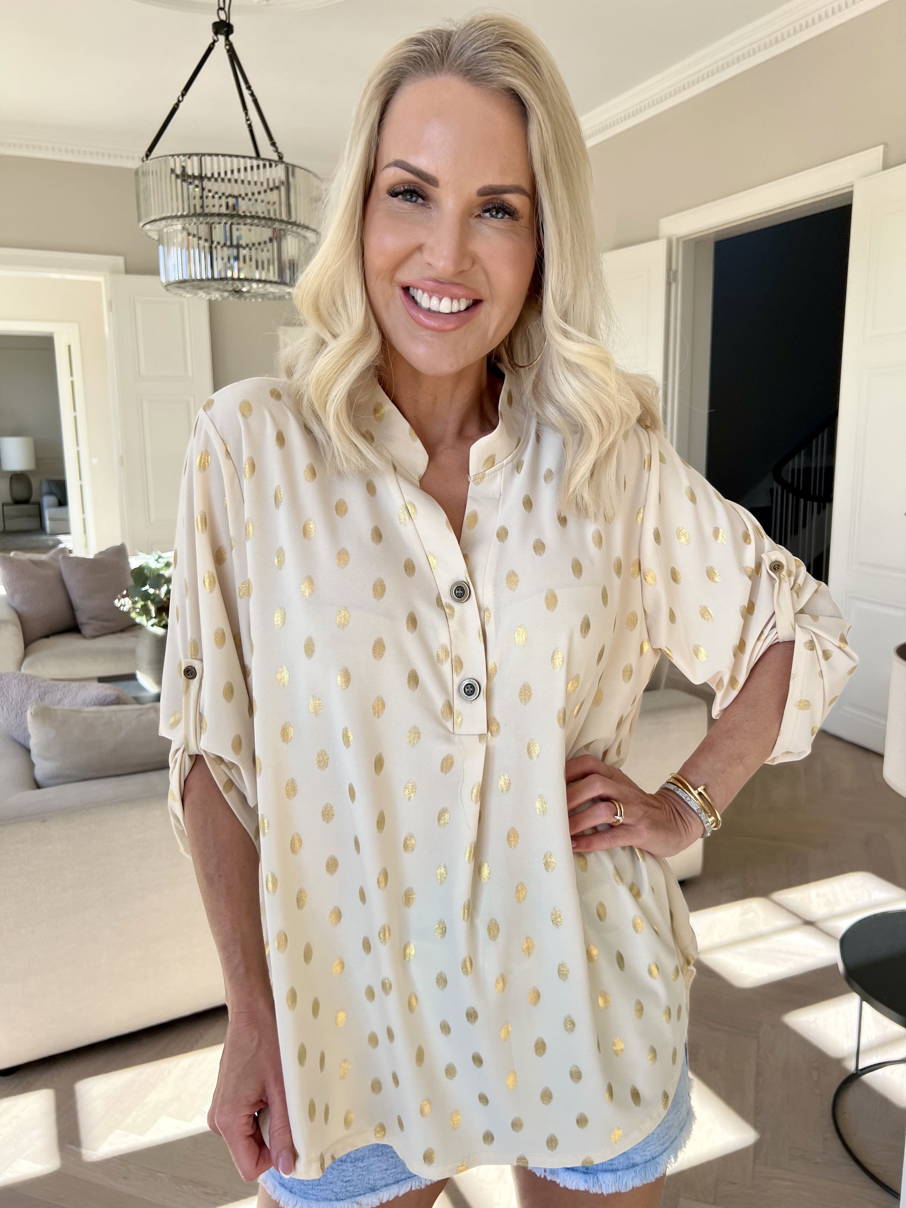 Ebba Gold Shirt - Elastisk blus med guld prickar