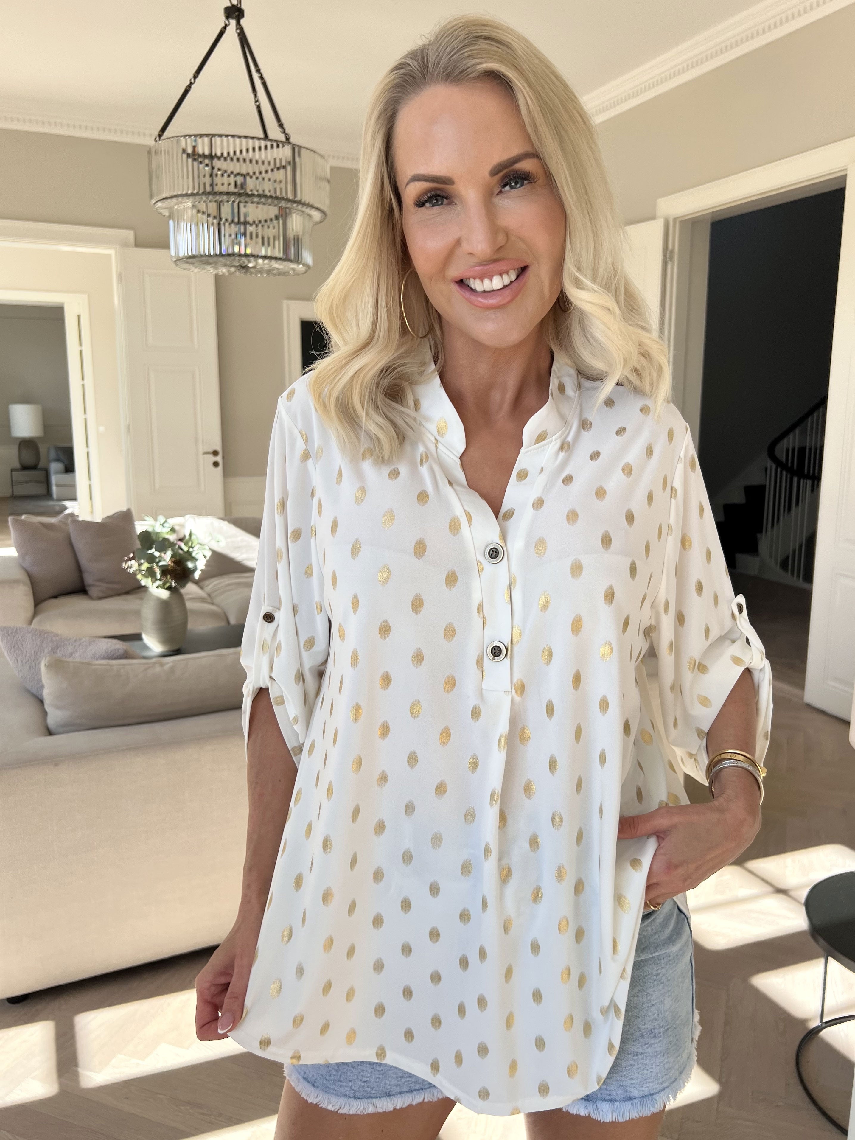 Ebba Gold Shirt - Elastisk blus med guld prickar
