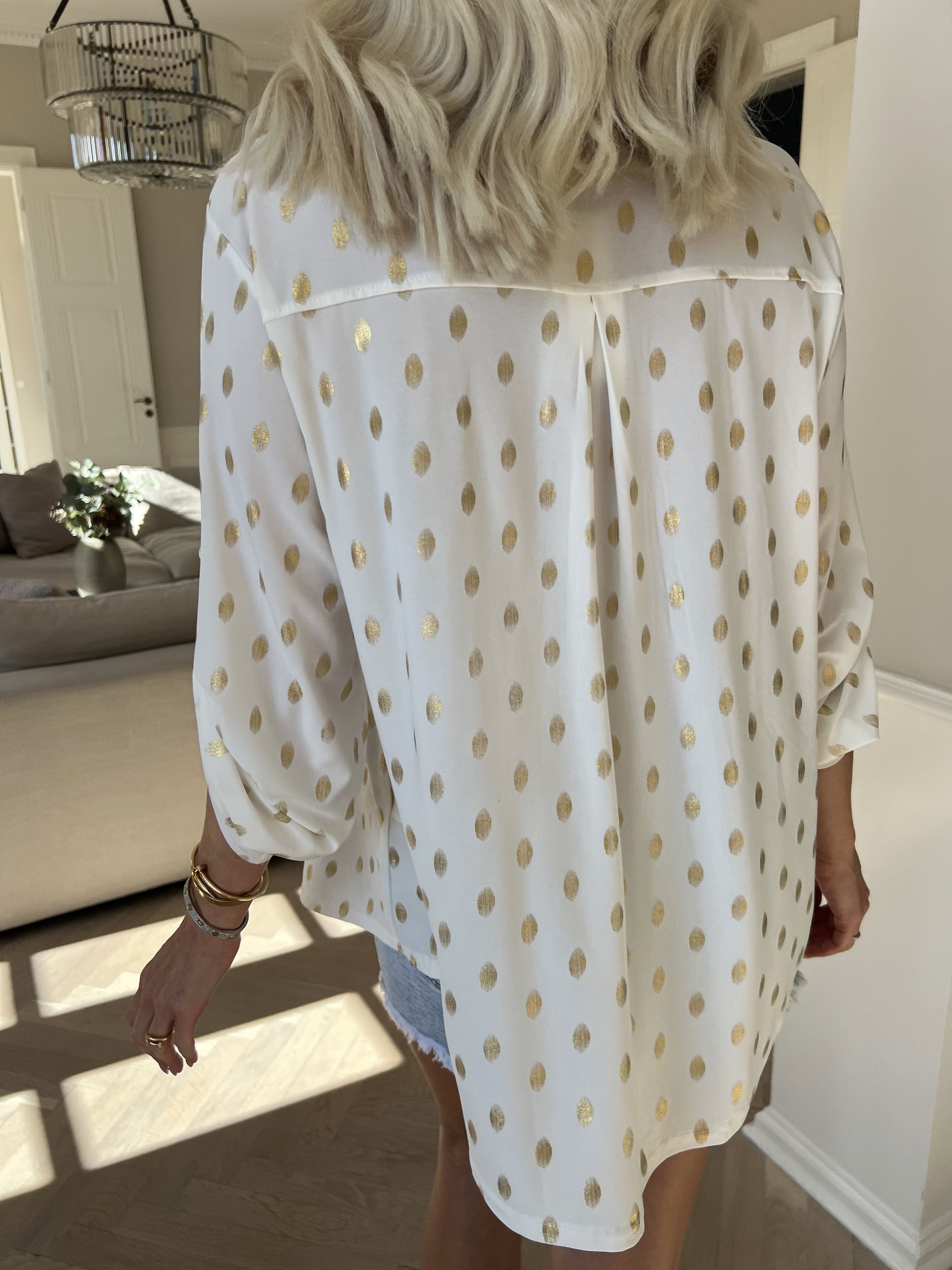 Ebba Gold Shirt - Elastisk blus med guld prickar