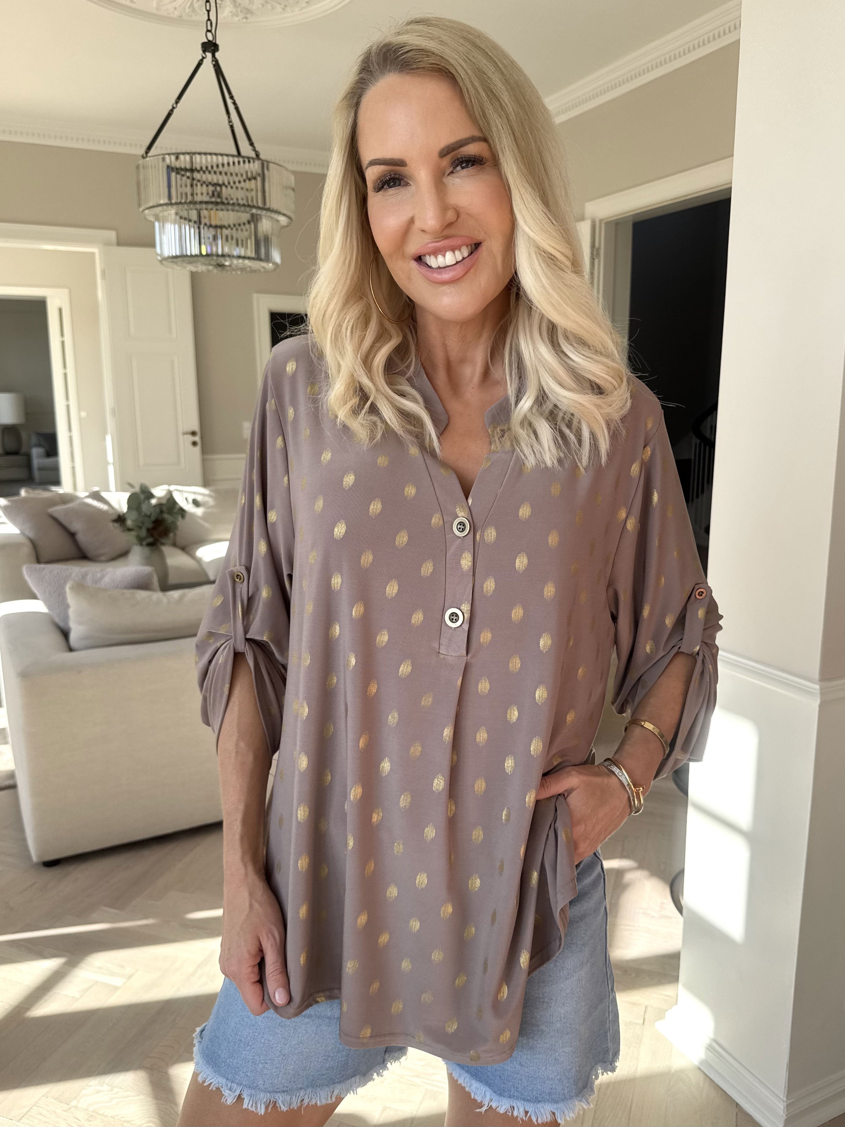 Ebba Gold Shirt - Elastisk blus med guld prickar